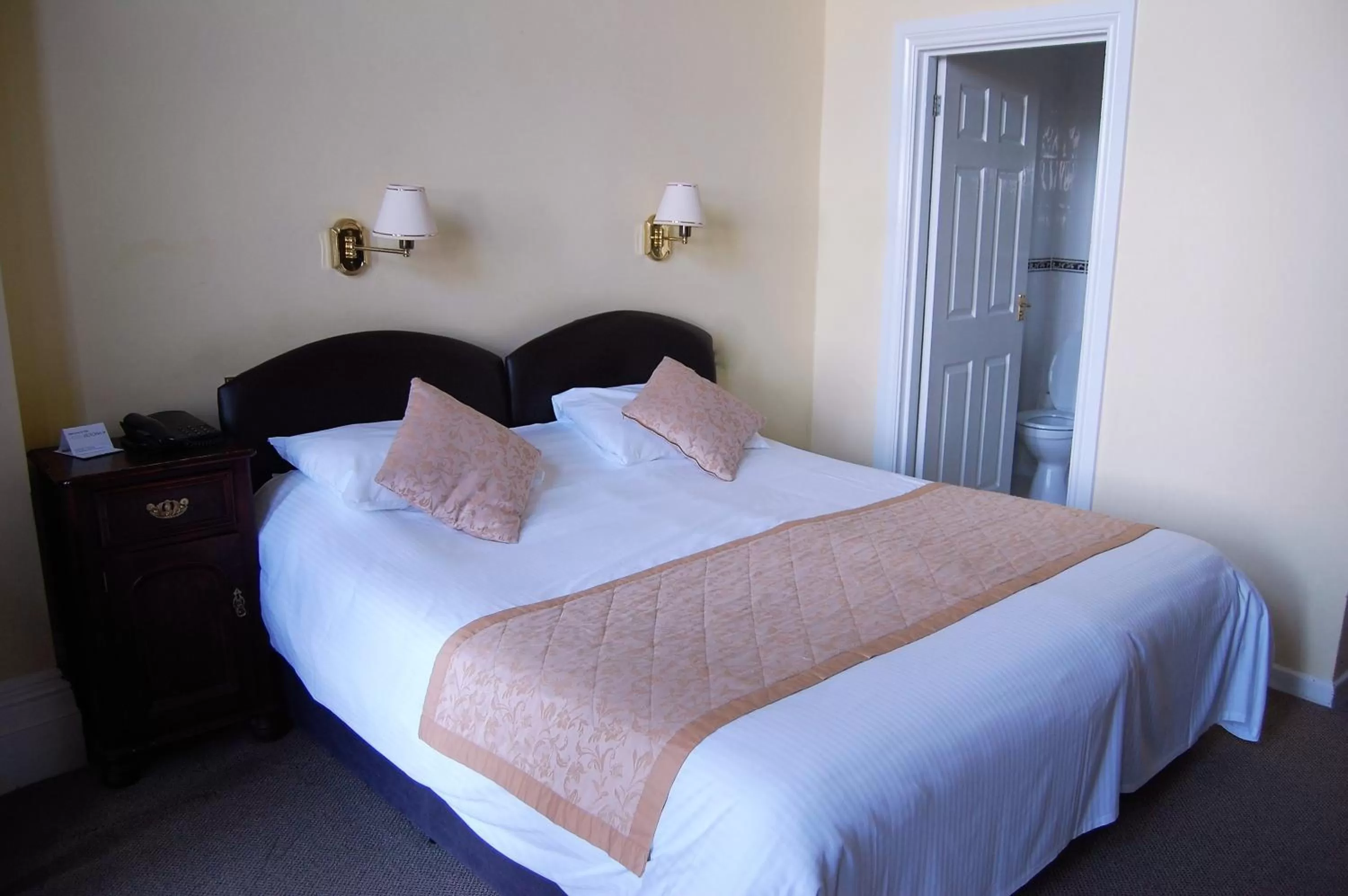 Bed in Hotel Victoria