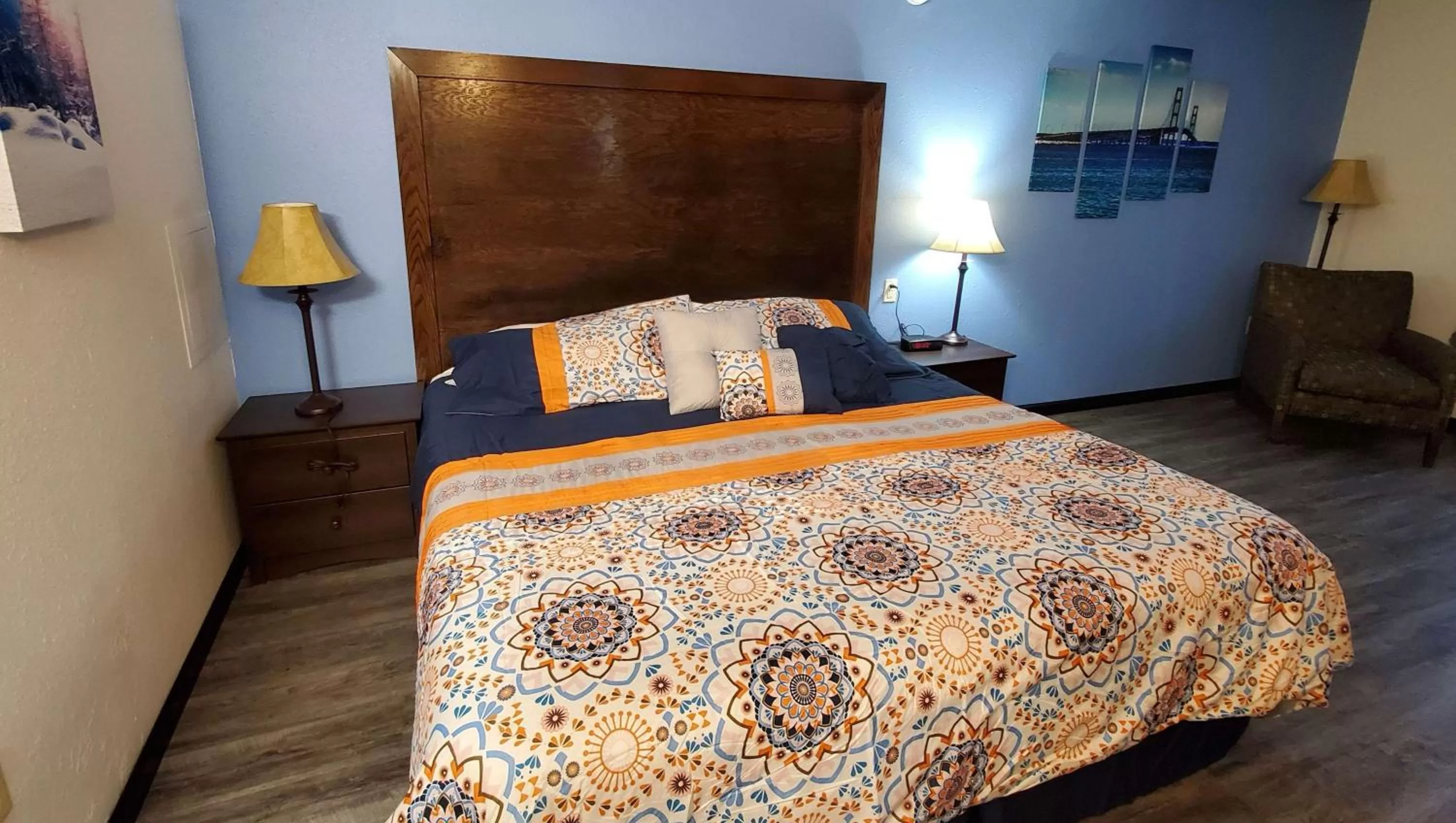 Photo of the whole room, Bed in Jasper Ridge Inn Ishpeming