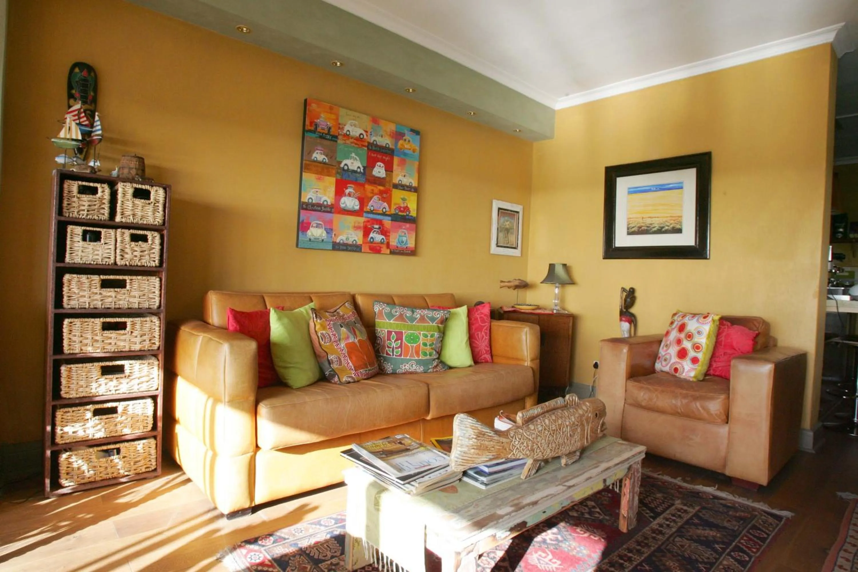 Communal lounge/ TV room in Dolphin Inn Guesthouse