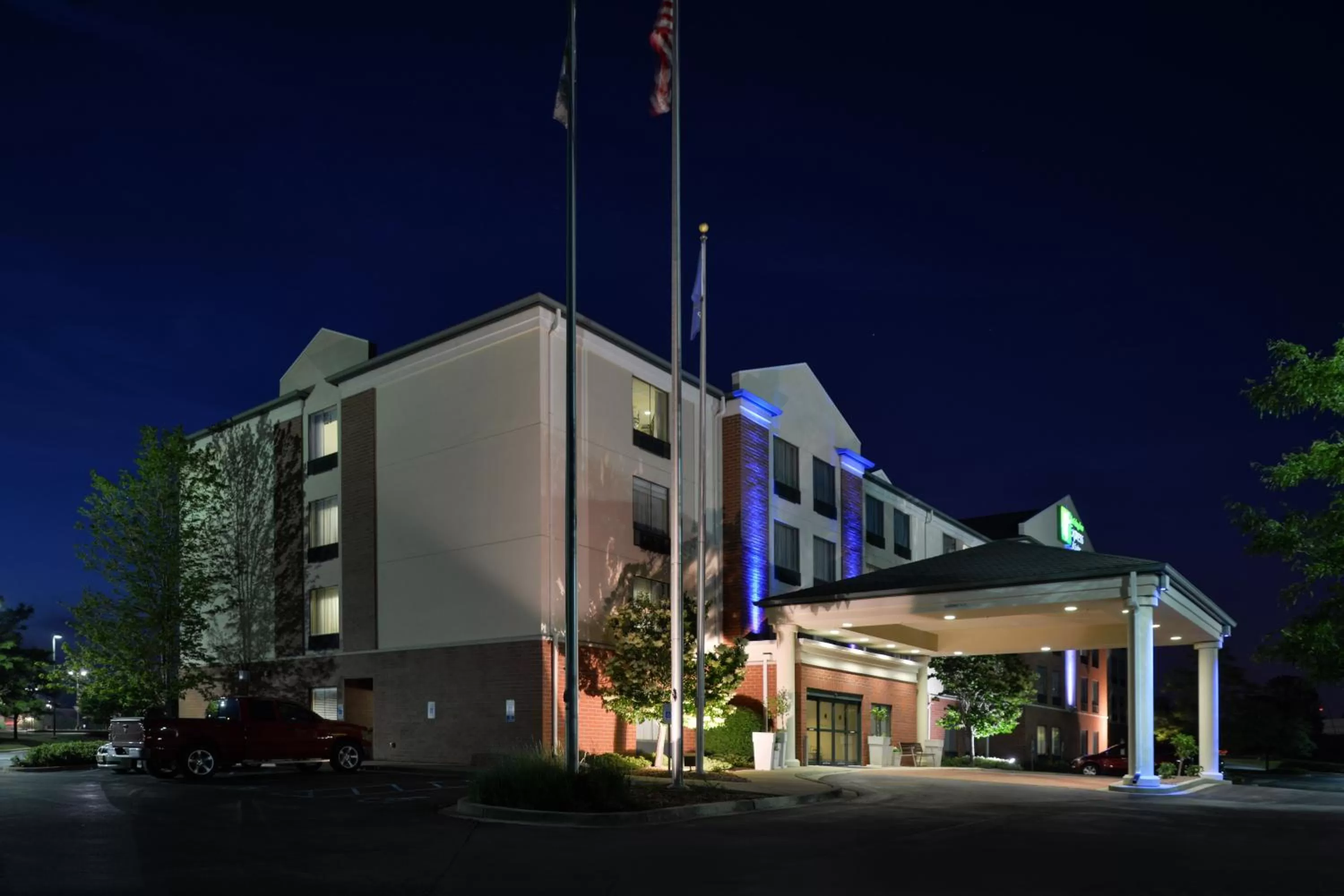 Property building in Holiday Inn Express Hotel & Suites Milwaukee-New Berlin by IHG