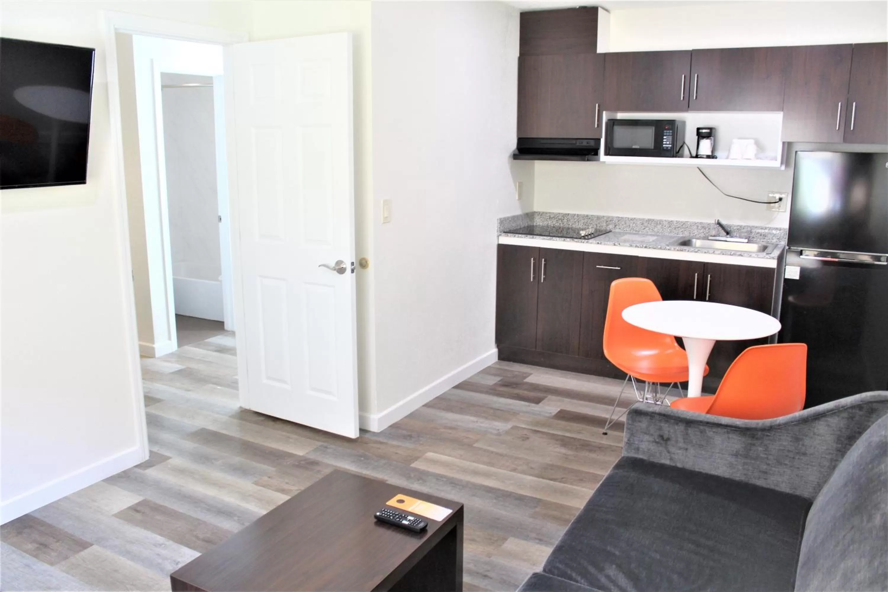 Kitchen or kitchenette in Howard Johnson Suites by Wyndham San Diego Chula Vista BayFront