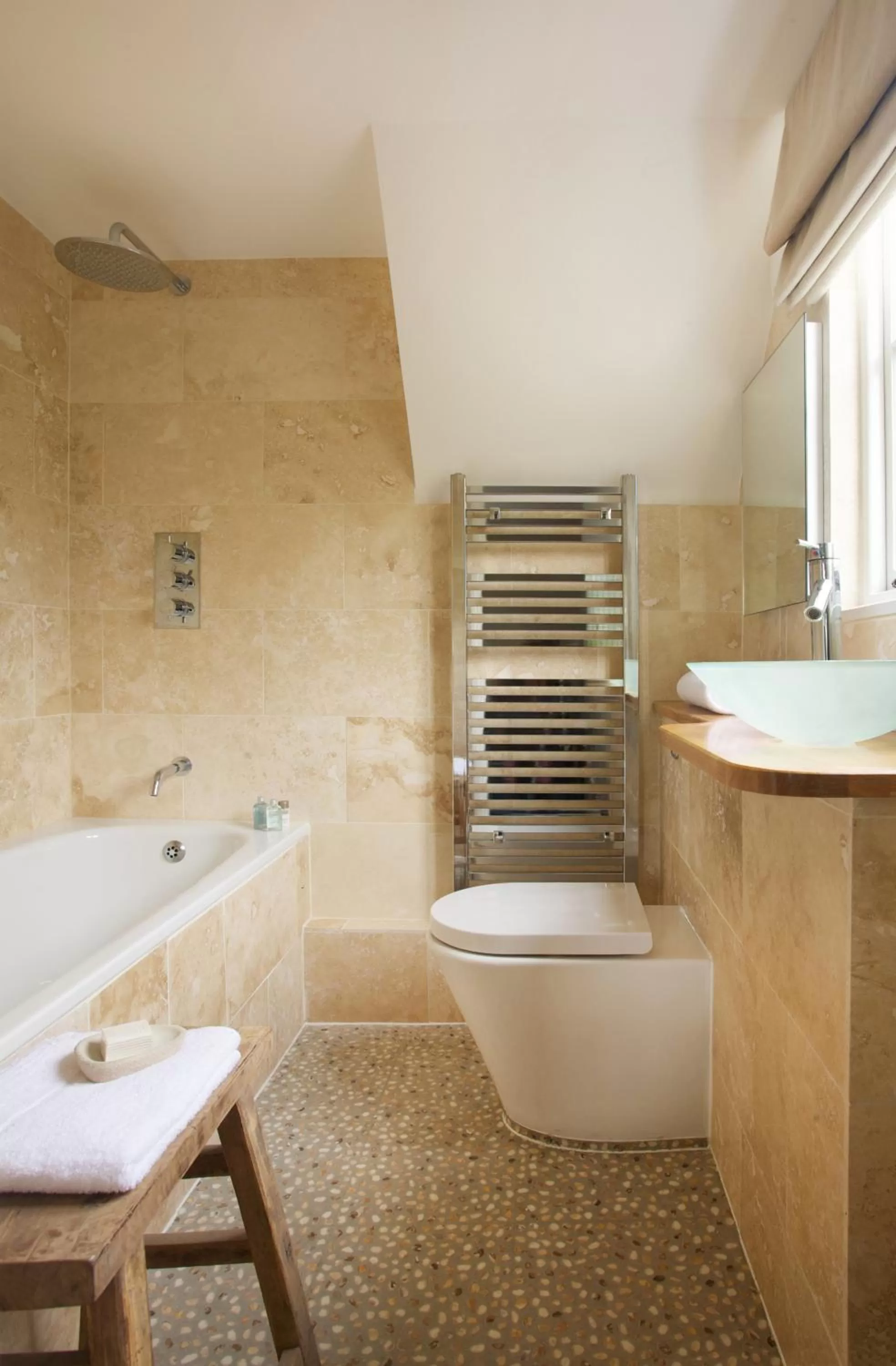 Bathroom in The Queen's Inn