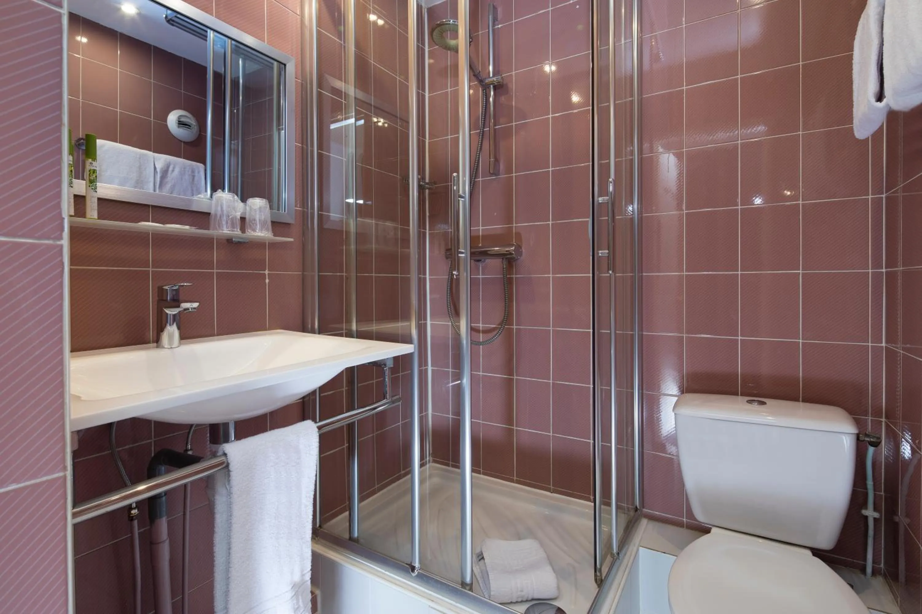 Shower in Hôtel Soft