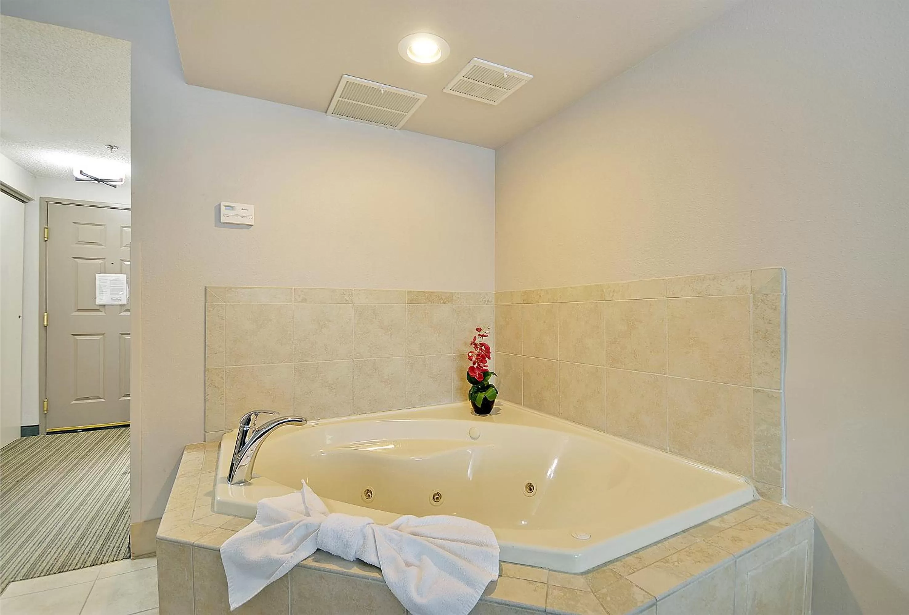 Hot Tub in Country Inn & Suites By Radisson, Charleston North, SC