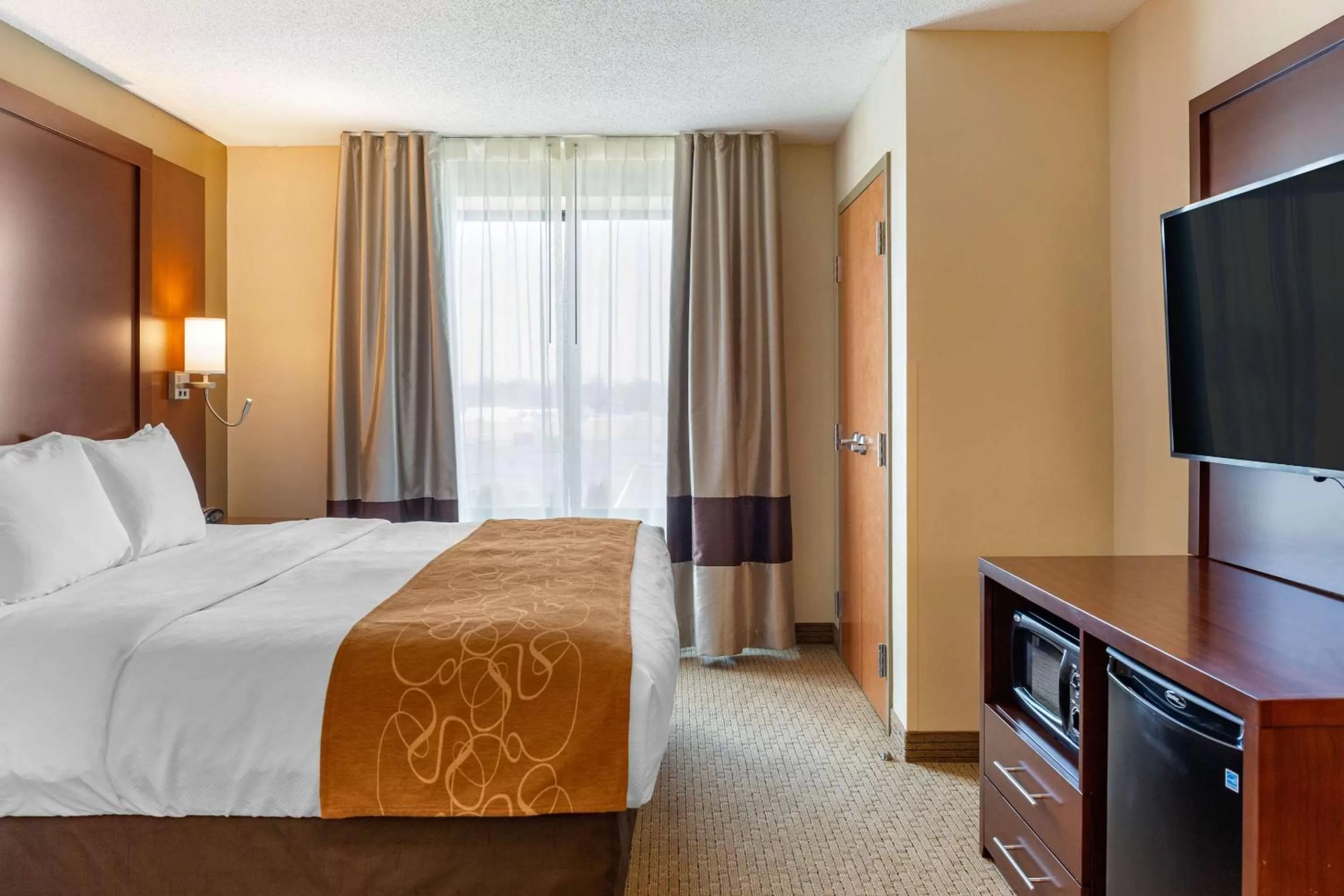 Bedroom, Bed in Comfort Suites Lancaster Amish Country