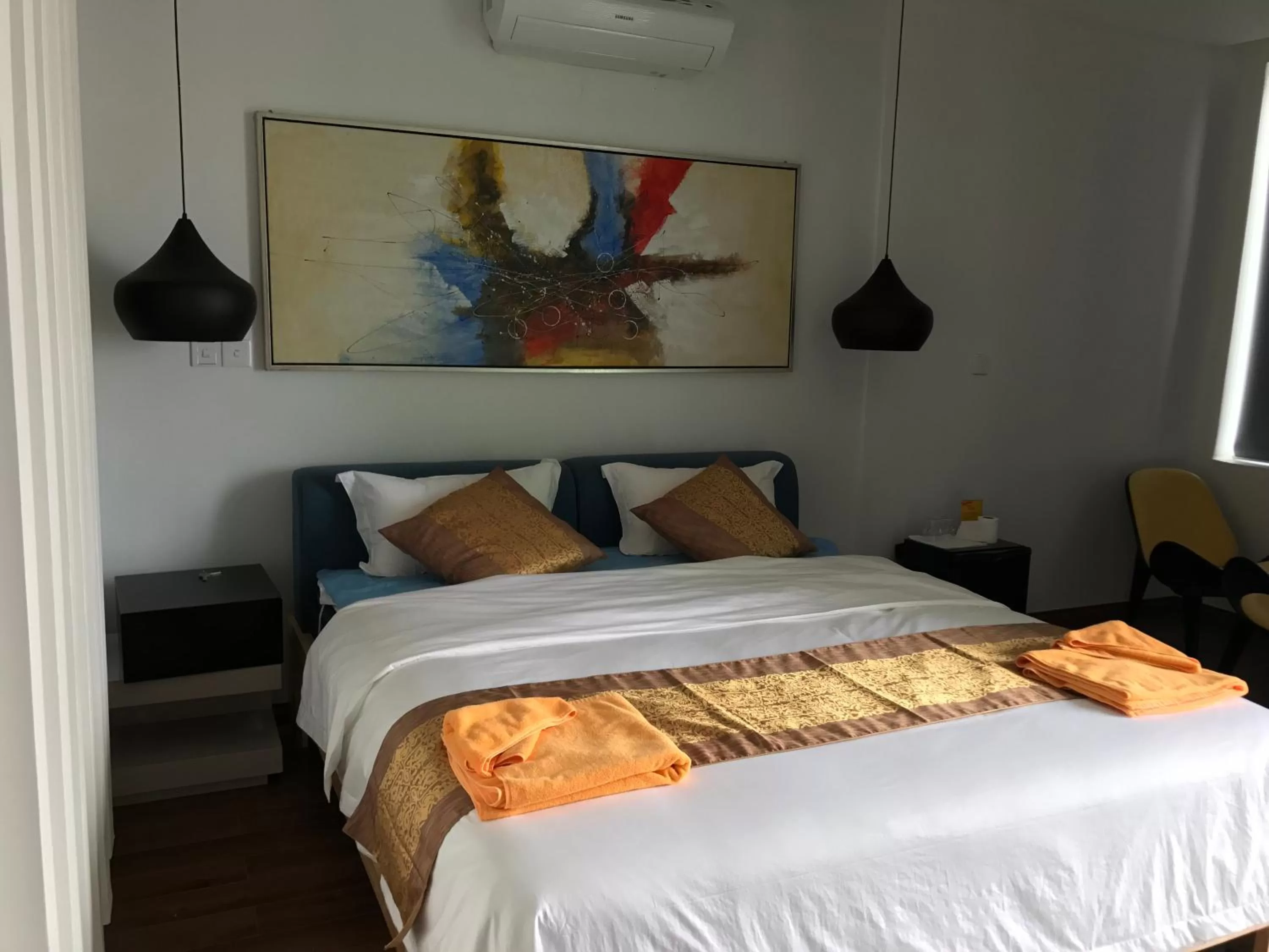 Living room, Bed in Benny's City Hotel