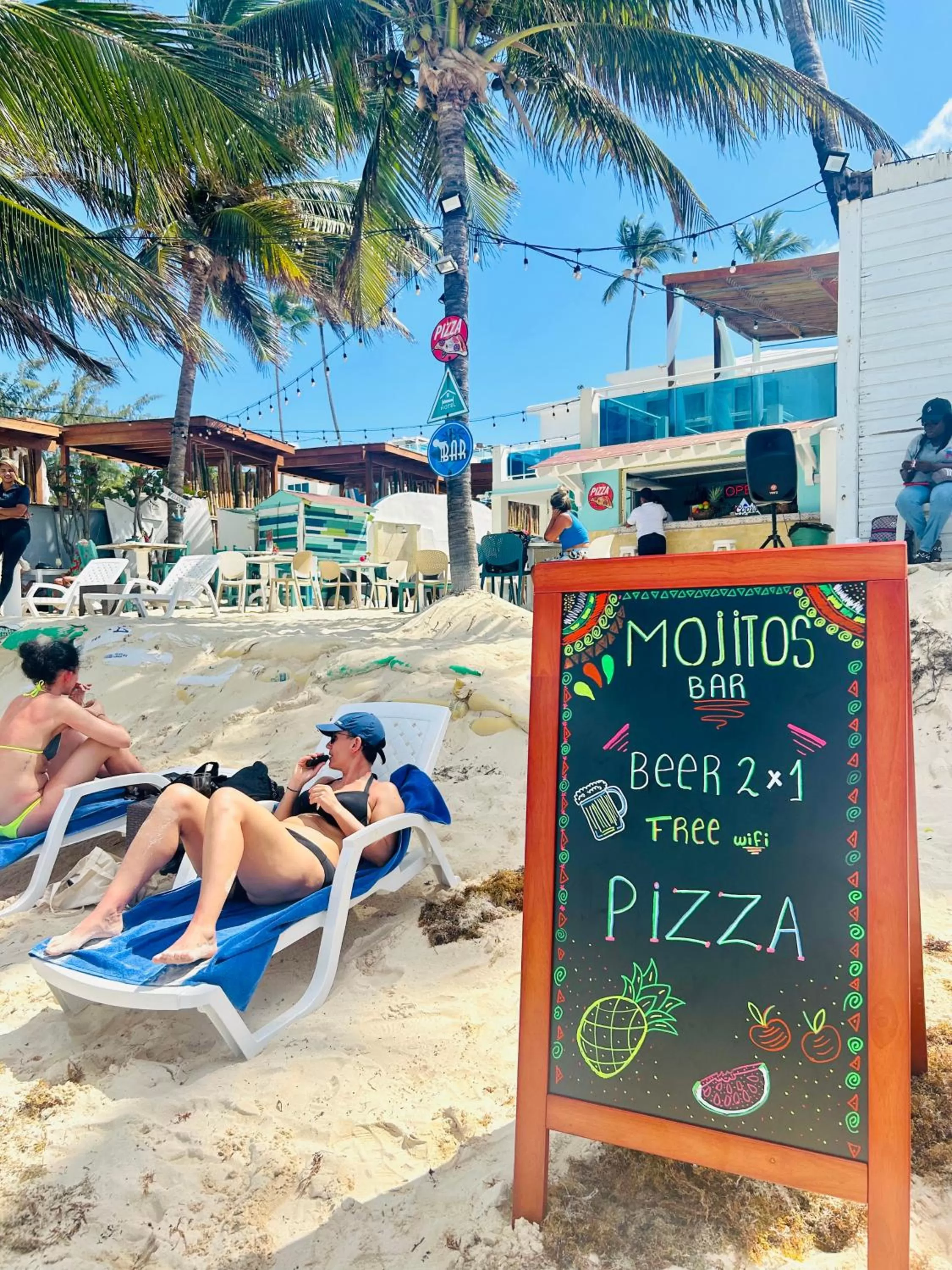 Restaurant/places to eat in Hotel Checkin El Cortecito Beach