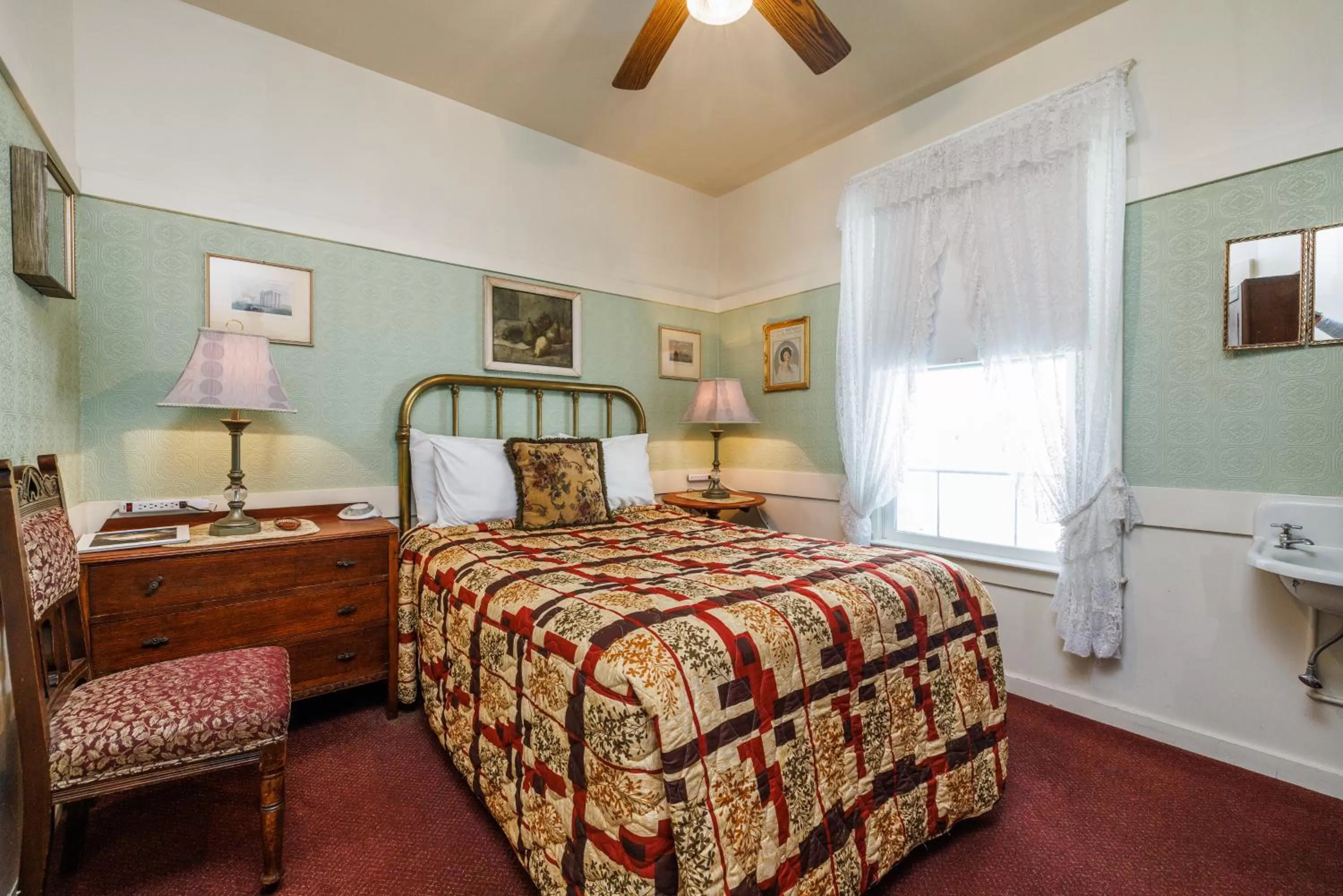 Bedroom, Bed in San Remo Hotel