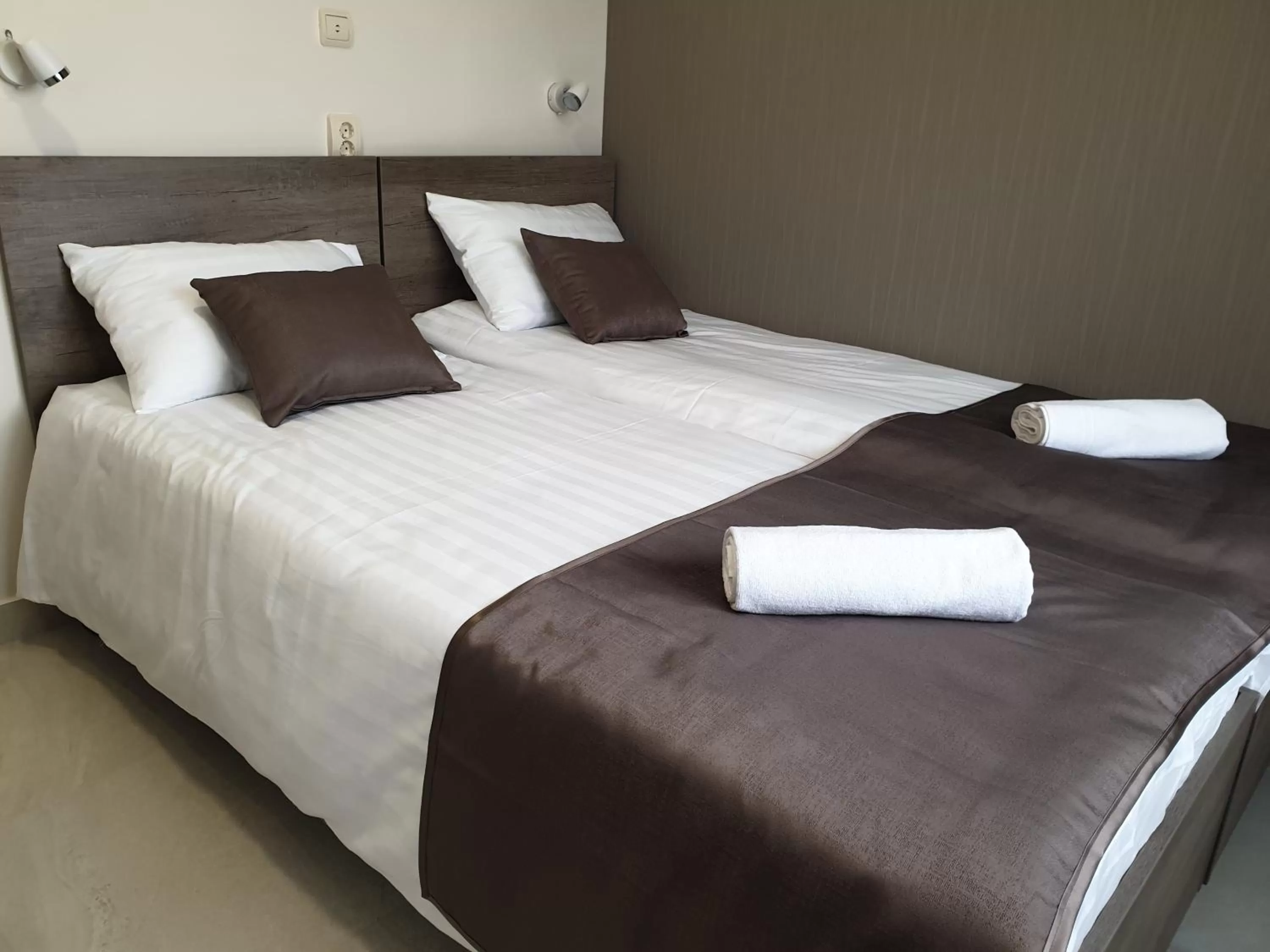 Bed in Familia Panzió & Apartmanház Győr