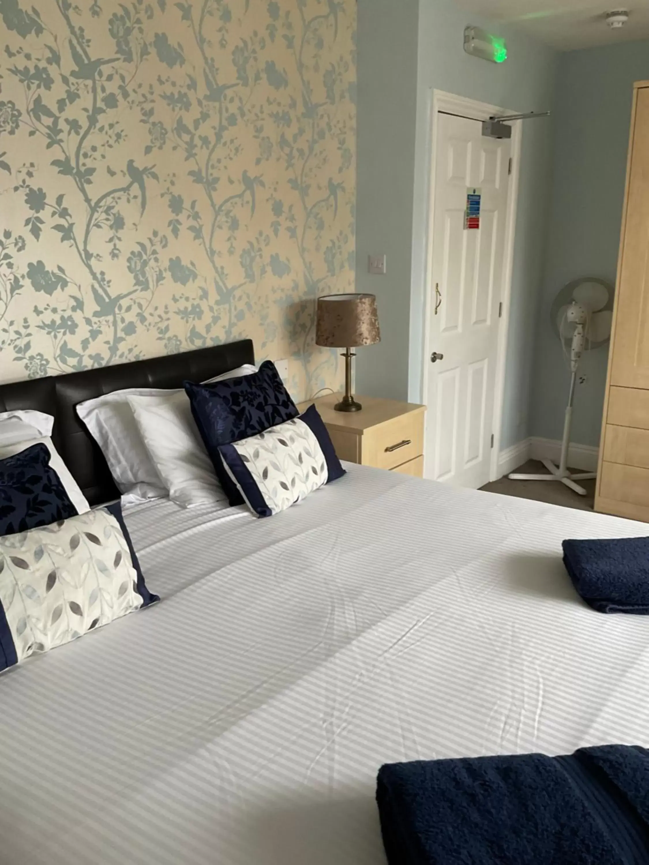 Deluxe King Room - single occupancy in No 52 bed and breakfast Deluxe King Room - single occupancy in No 52 bed and breakfast