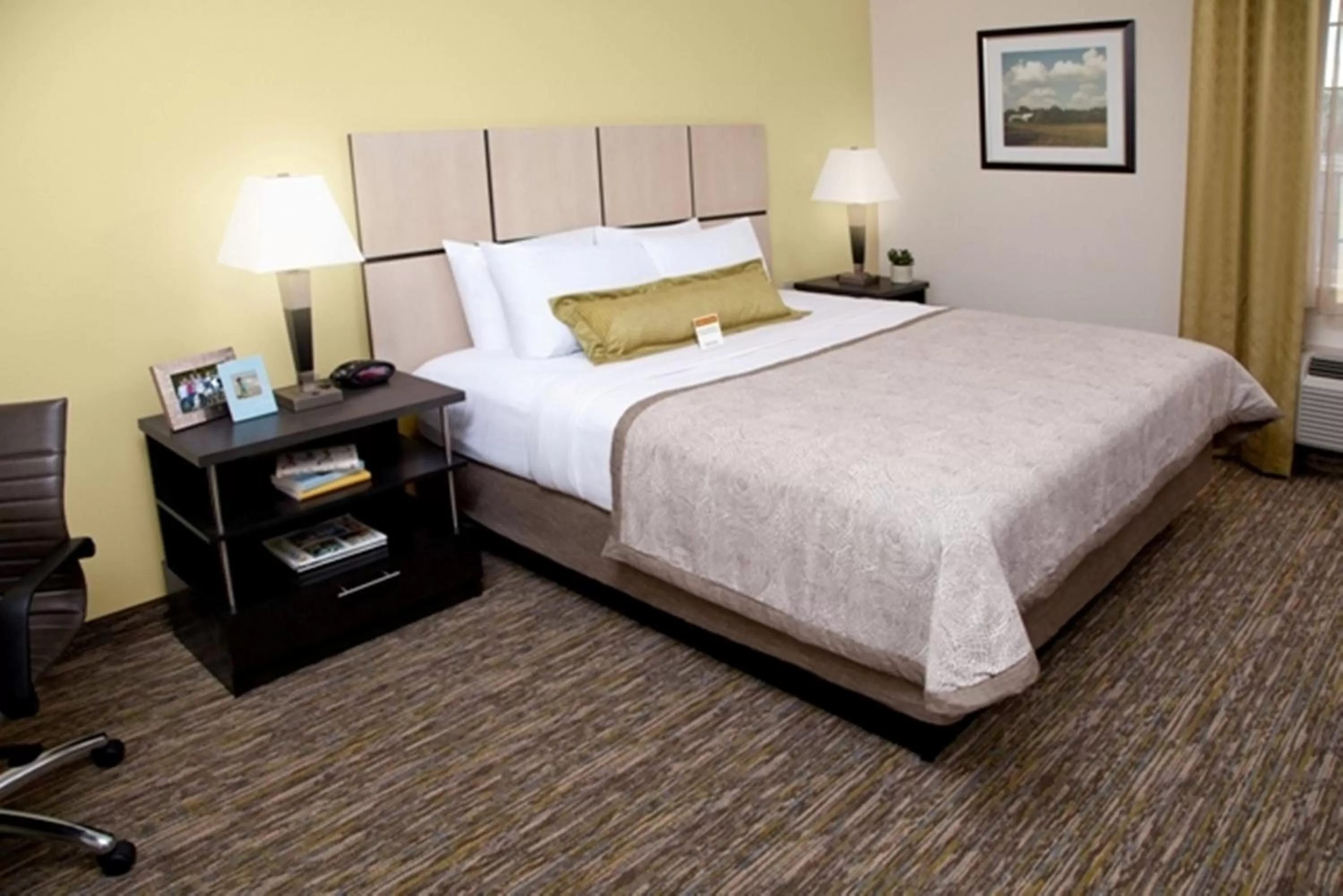 Photo of the whole room, Bed in Candlewood Suites Independence by IHG
