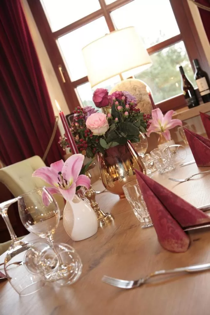 Restaurant/Places to Eat in Riverdam