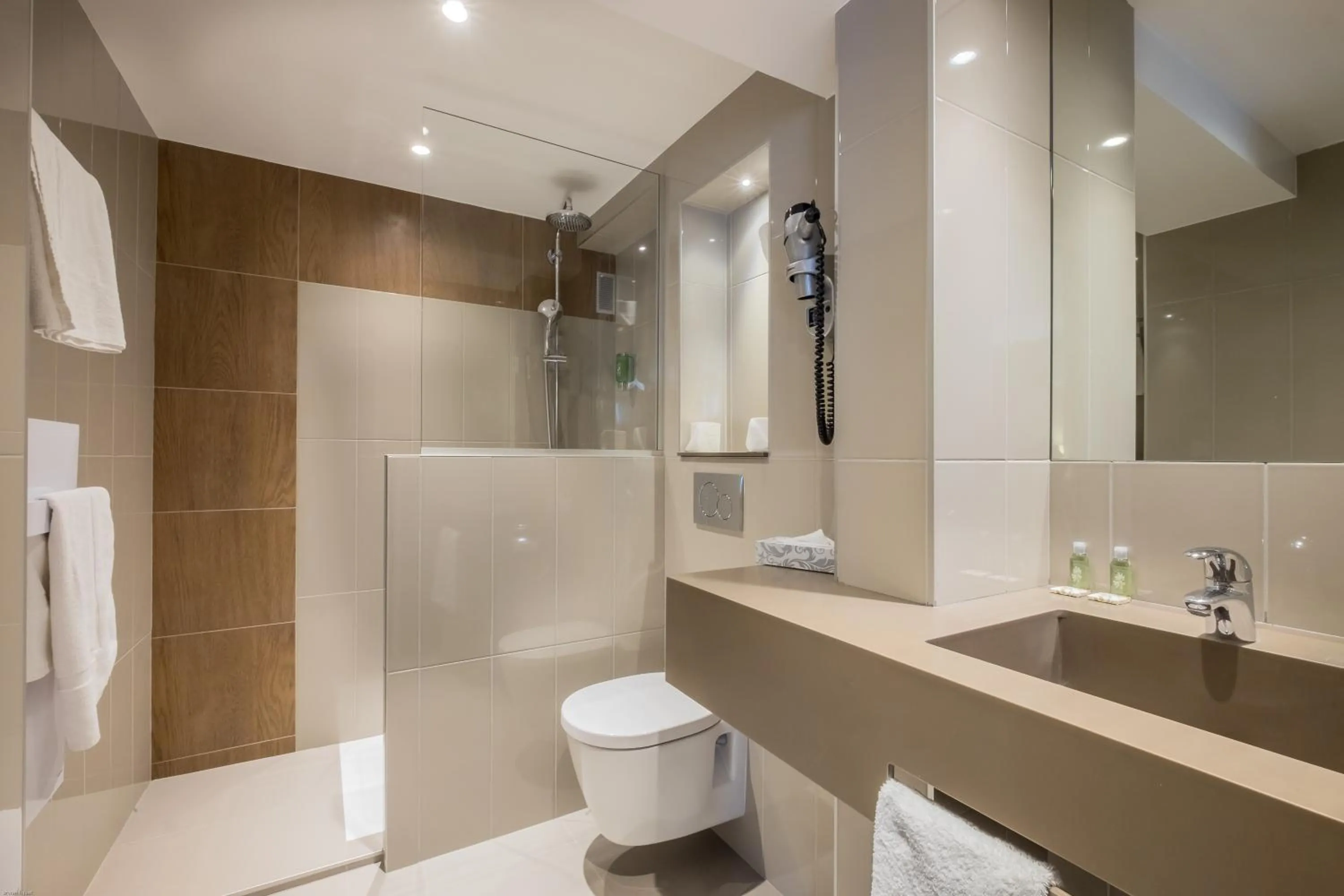 Shower in Hotel Concortel Paris