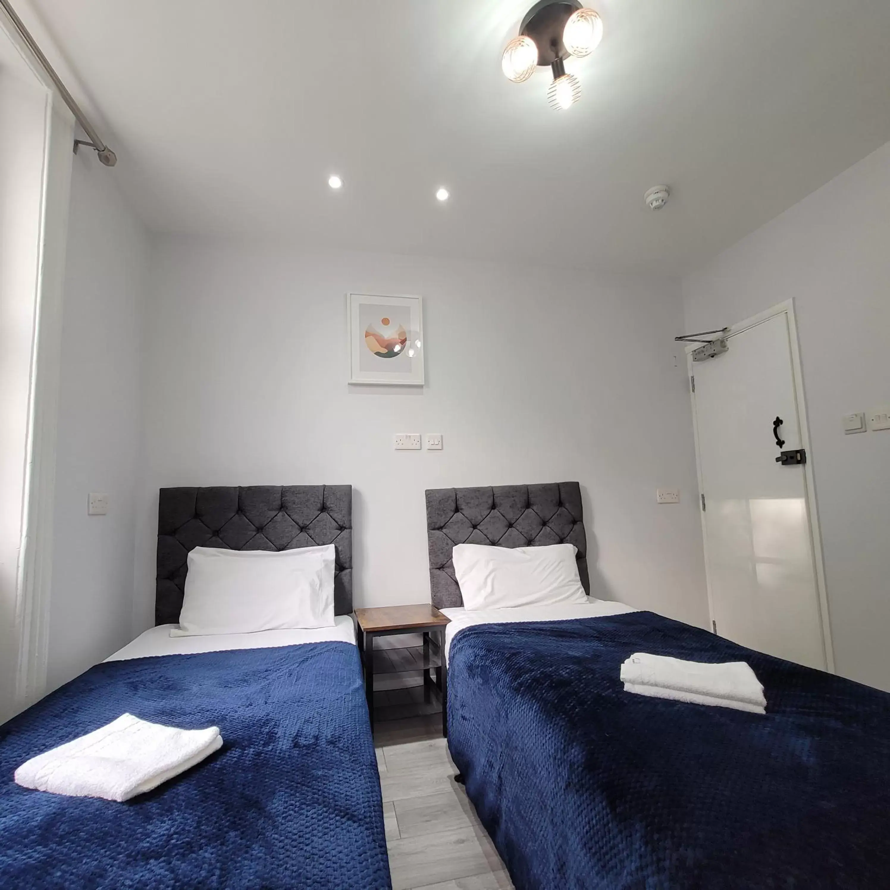 Twin Room with Private Bathroom in Argyle Square Hotel Twin Room with Private Bathroom in Argyle Square Hotel