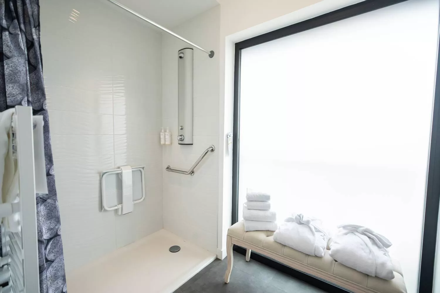 Bathroom in Le Barracuda & Spa, Centre Port, pieds dans l'eau, vue mer