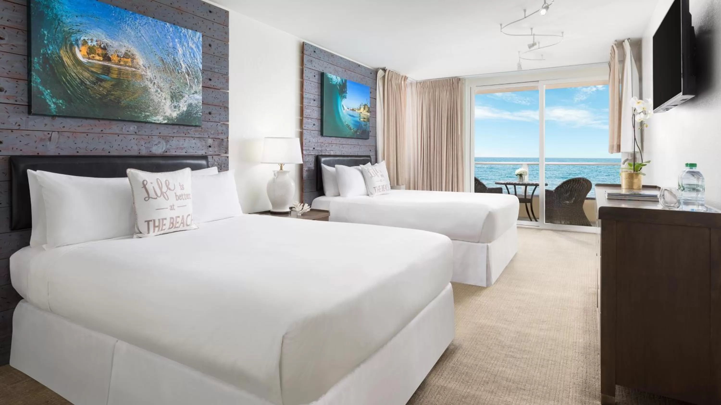 Bed in Pacific Edge Hotel on Laguna Beach