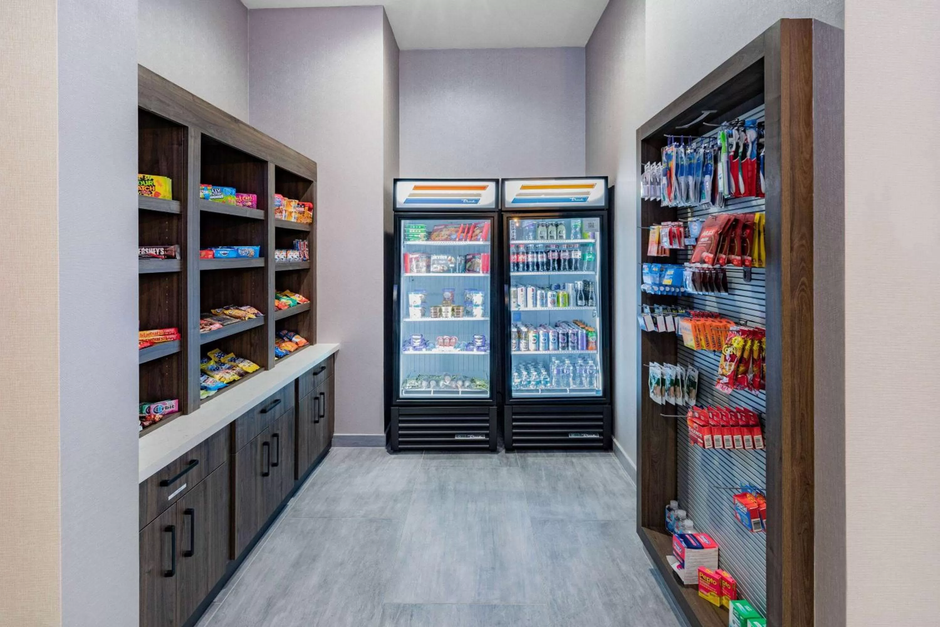 On-site shops in La Quinta Inn & Suites by Wyndham Galveston North at I-45