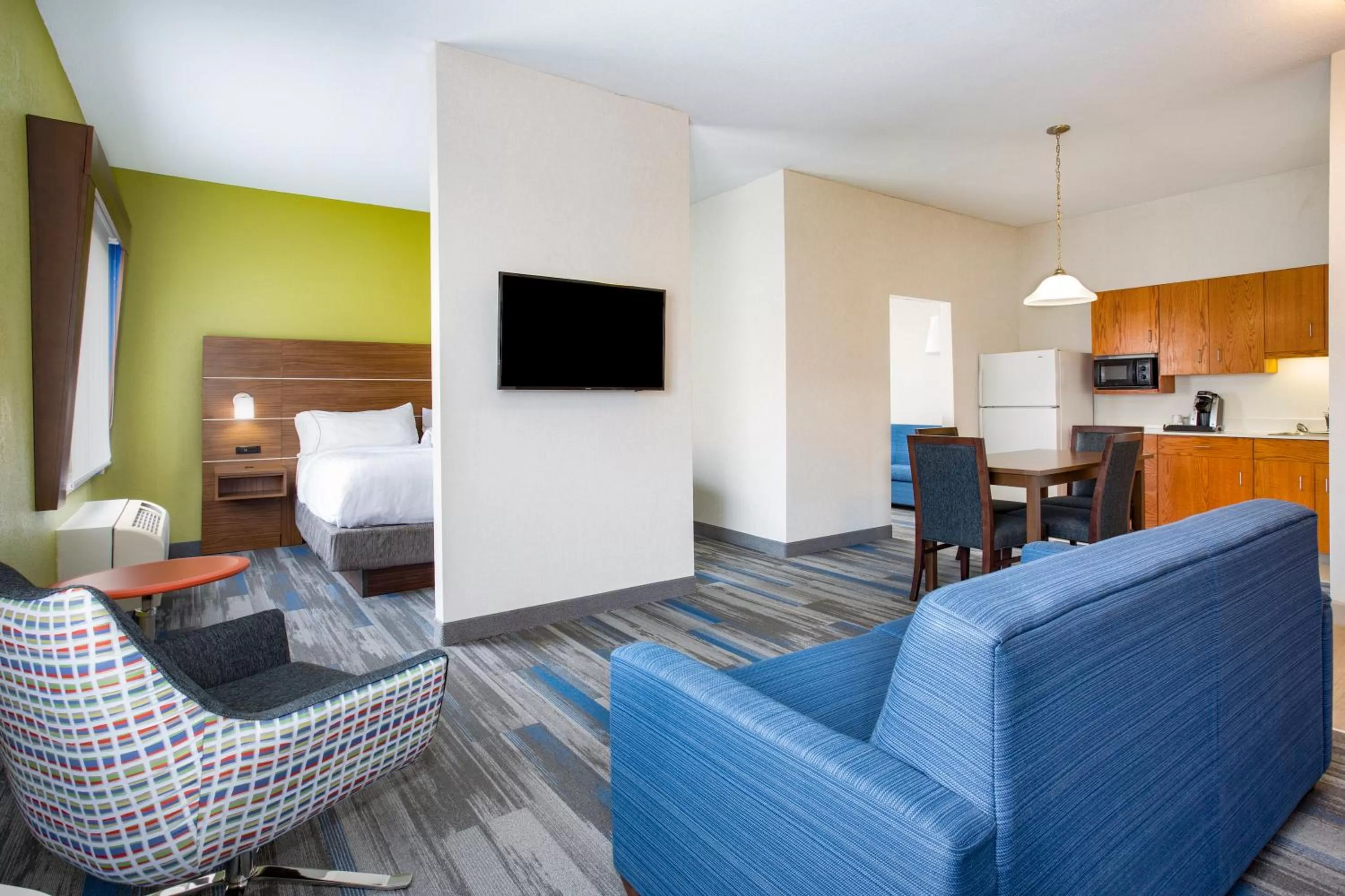 Photo of the whole room in Holiday Inn Express Kansas City - at the Legends! by IHG