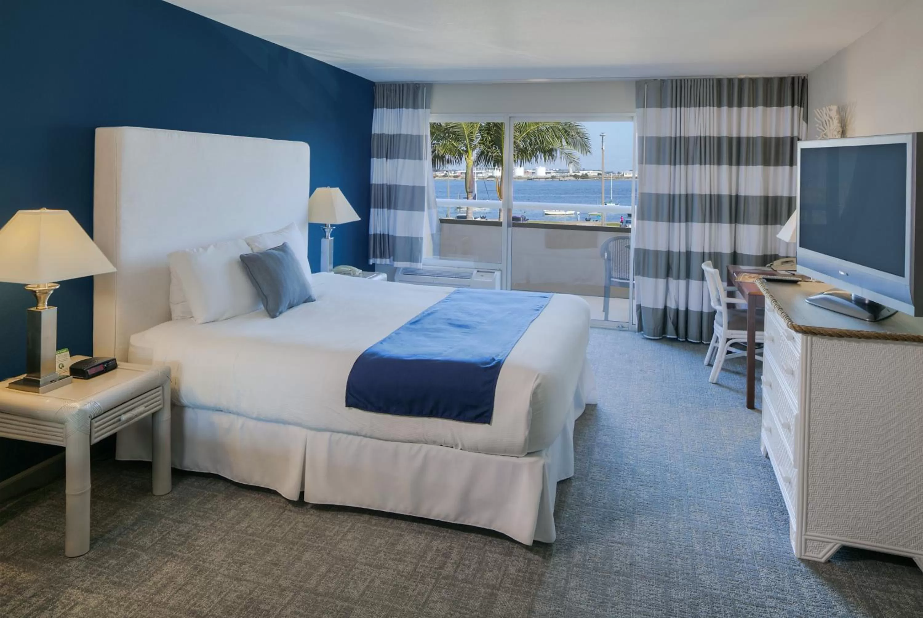 Bedroom, Bed in Bay Club Hotel and Marina