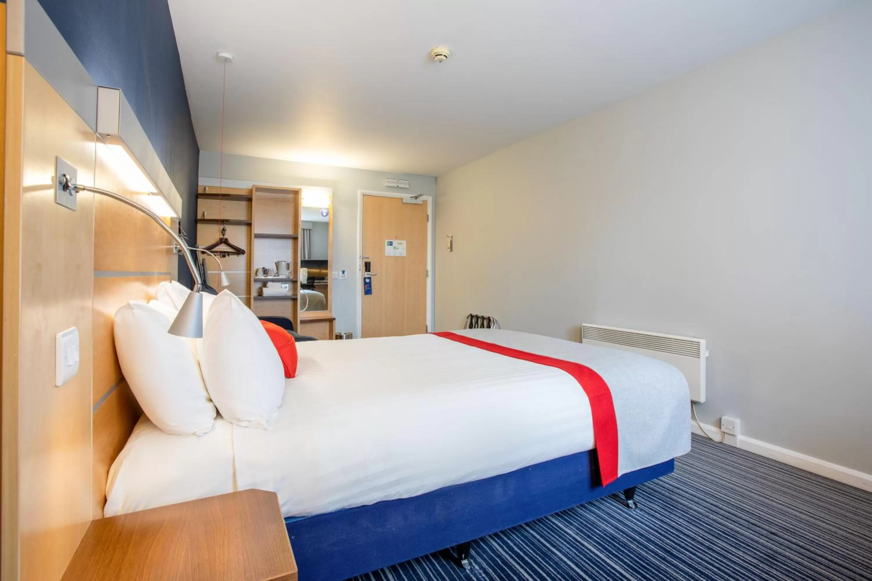 Photo of the whole room, Bed in Holiday Inn Express Dunfermline by IHG