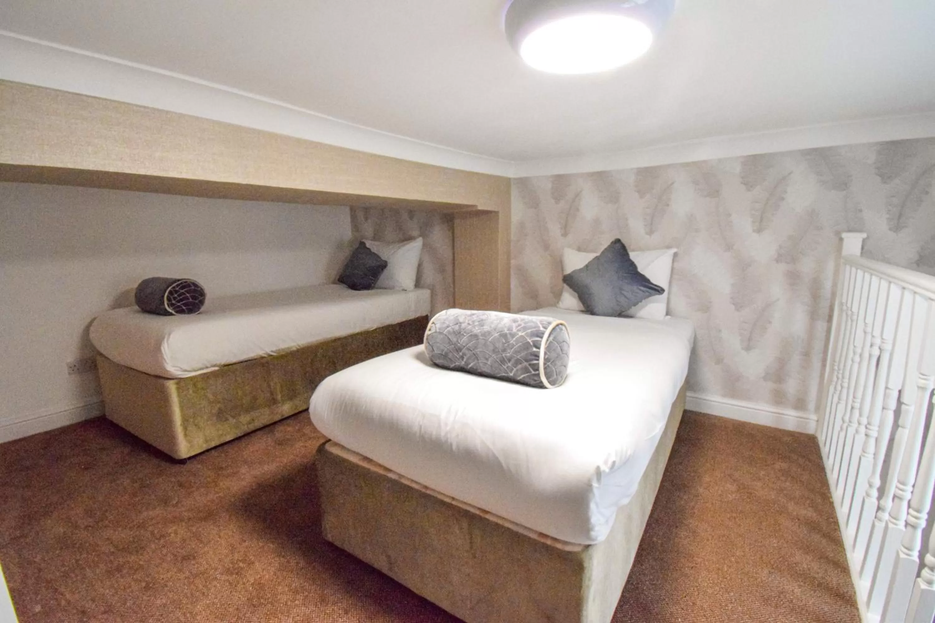 Bed in Pembridge Palace Hotel