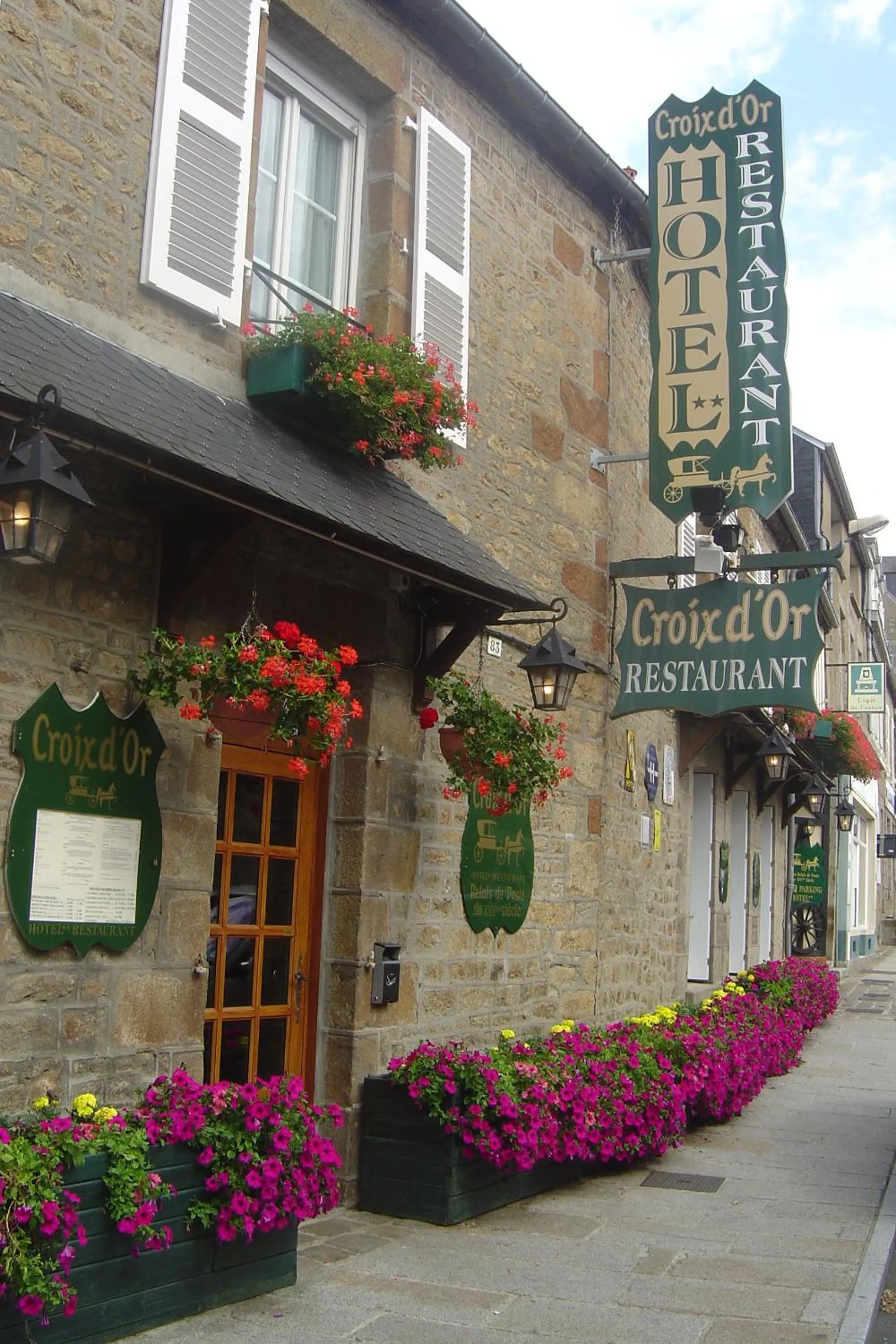 Facade/entrance in Hôtel de La Croix d'Or