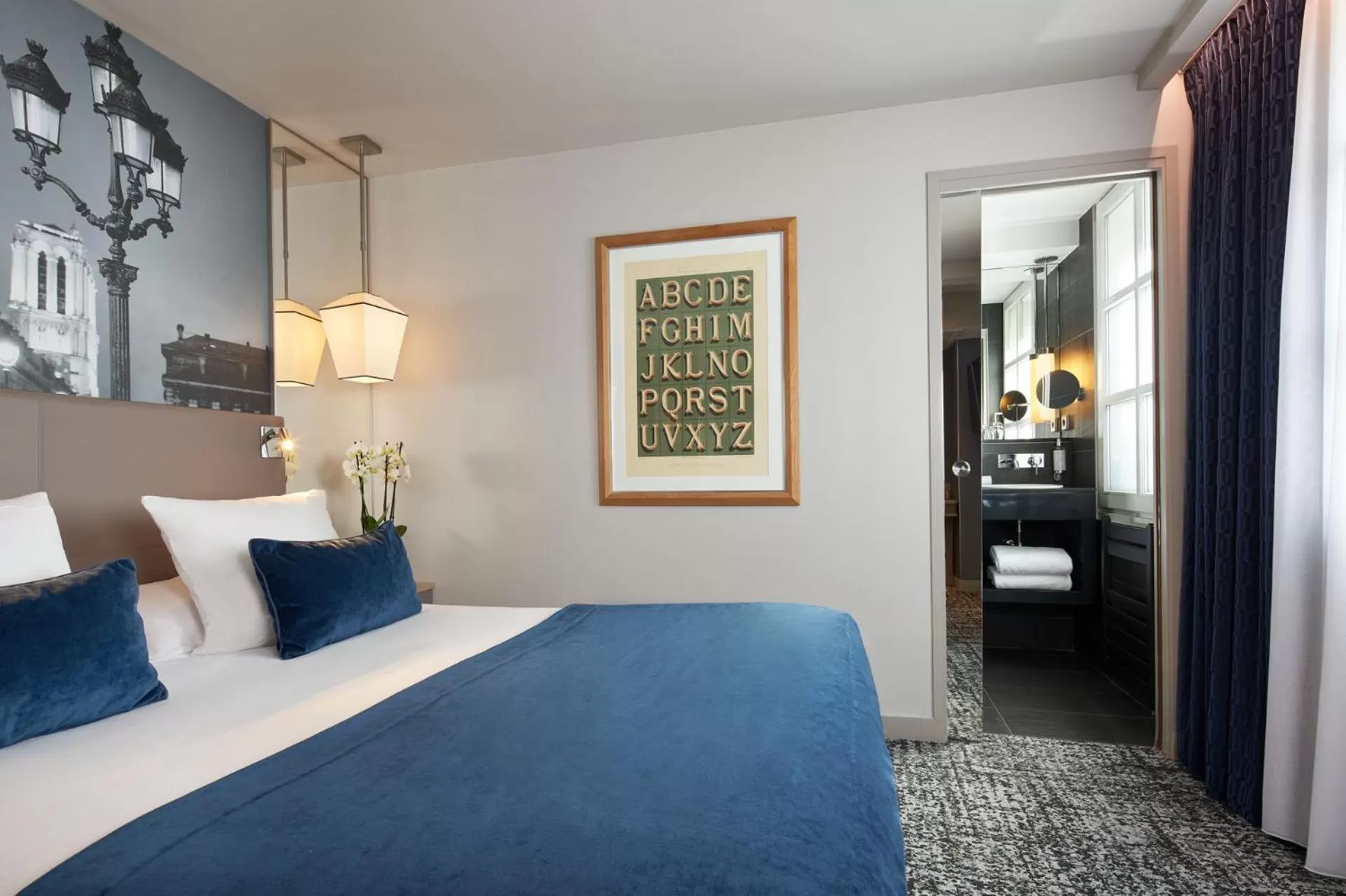 Bed in Hotel La Lanterne & Spa By Timhotel