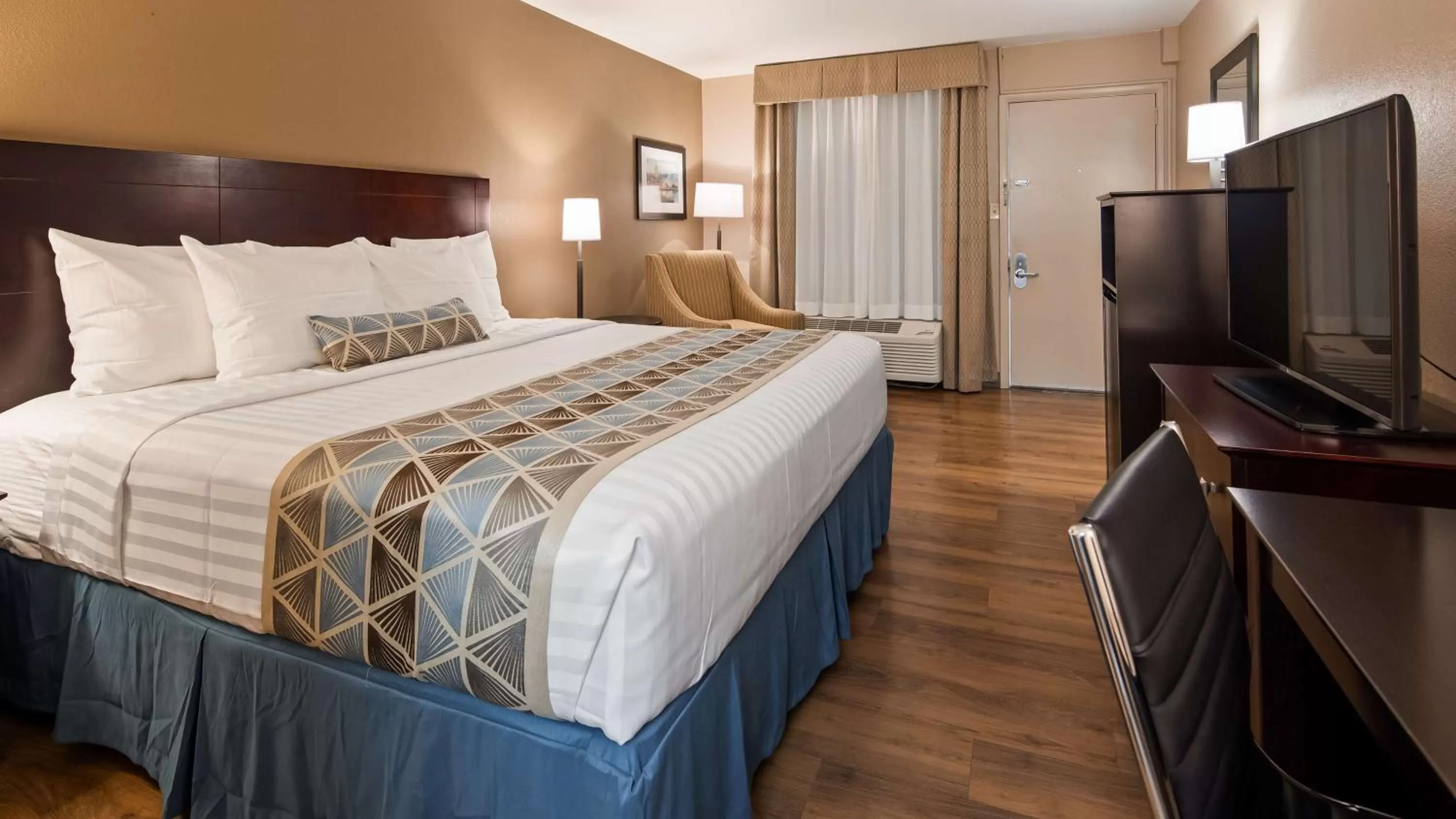 Photo of the whole room, Bed in Best Western Annapolis