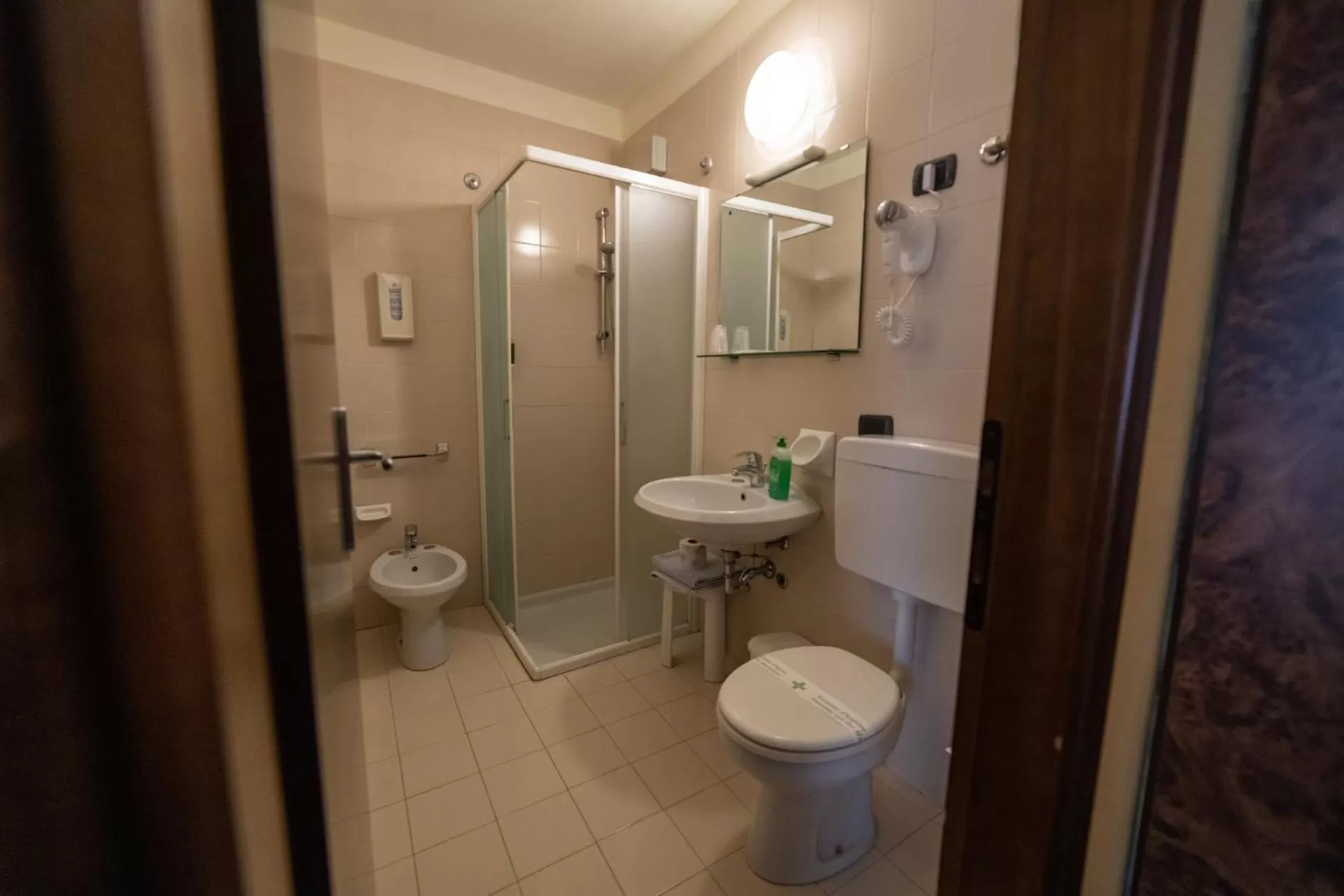 Shower in Hotel Siros