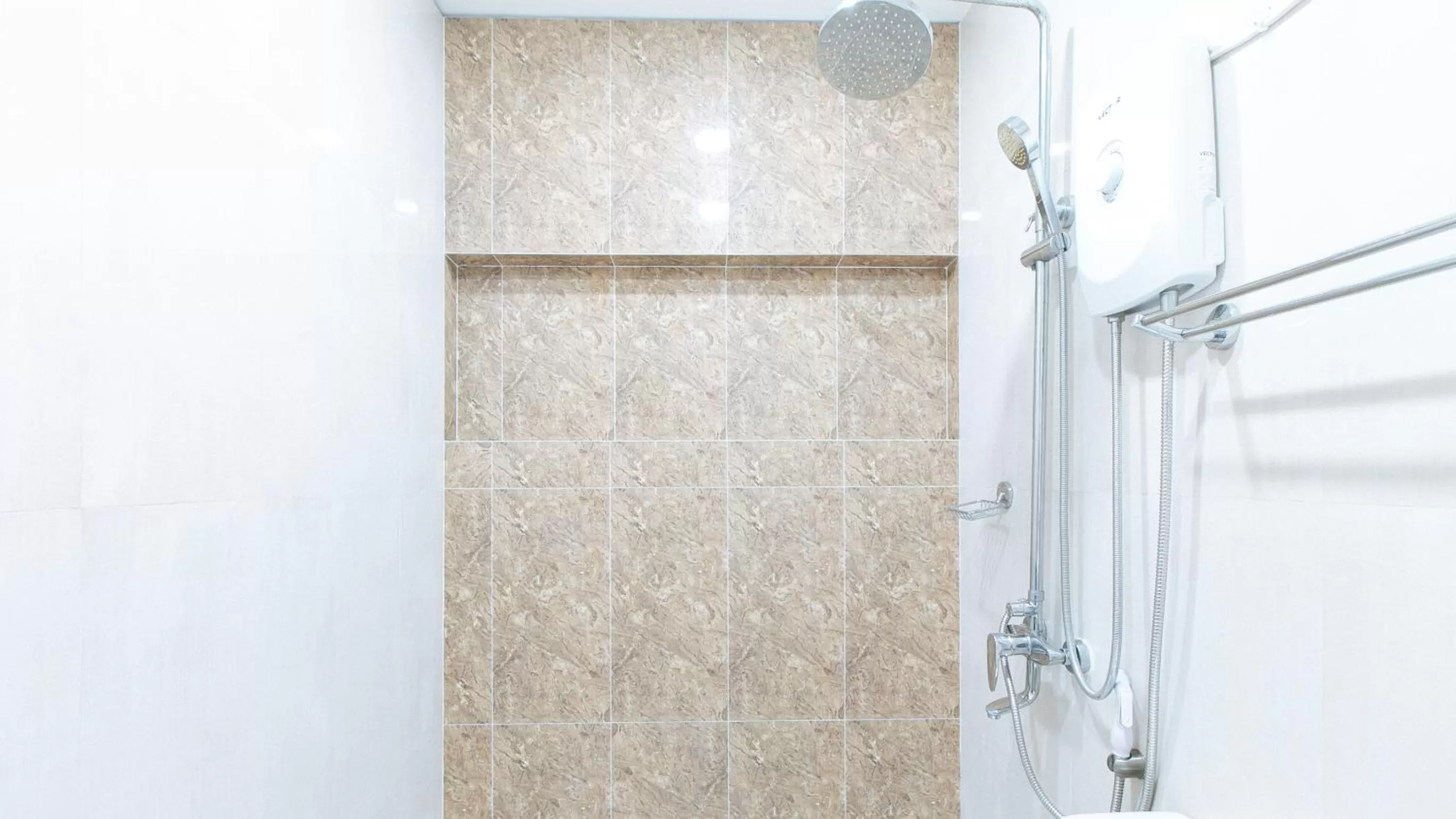 Shower in RedDoorz at Timog Avenue Quezon City