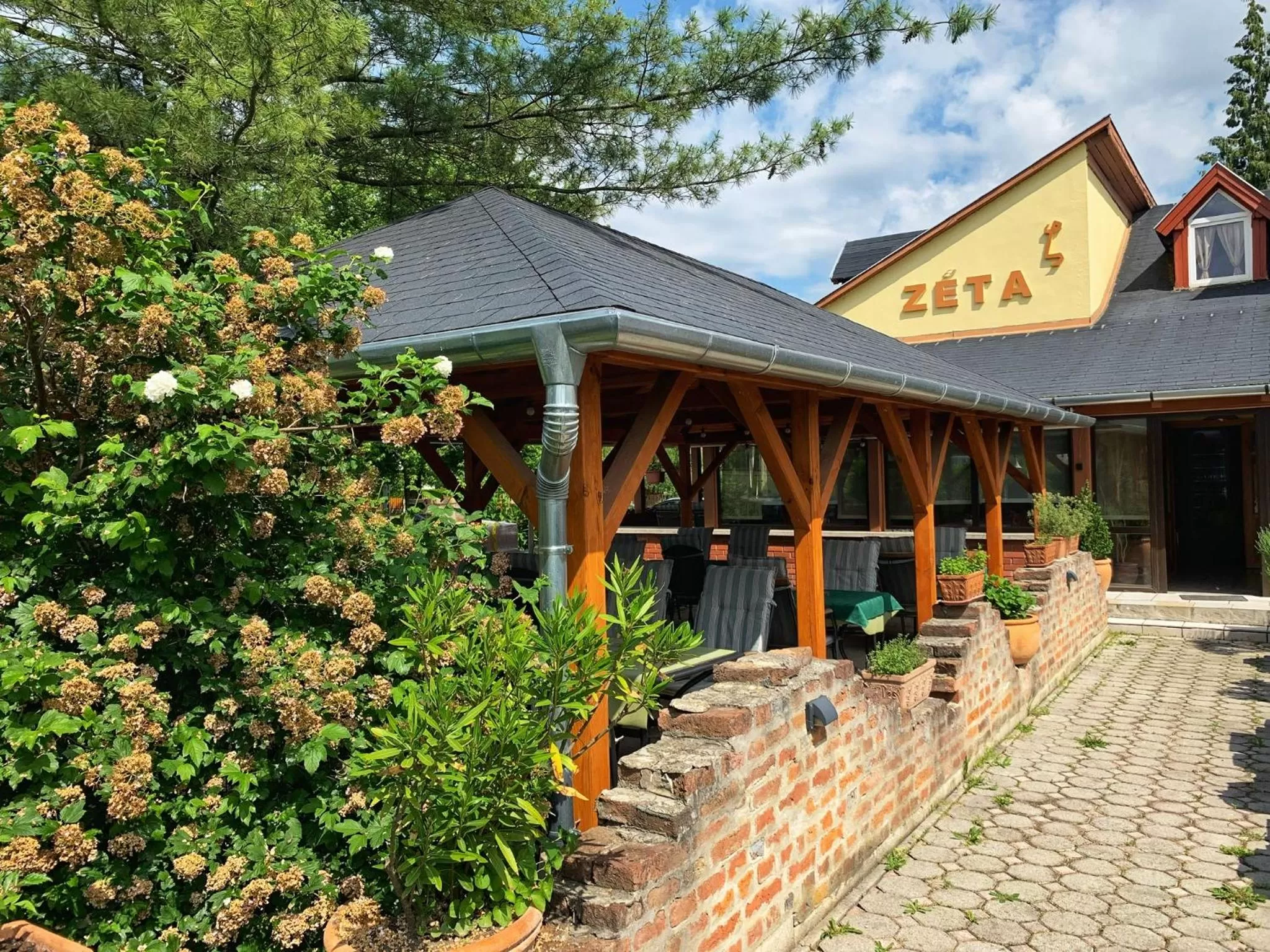 Property Building in Hotel Zéta