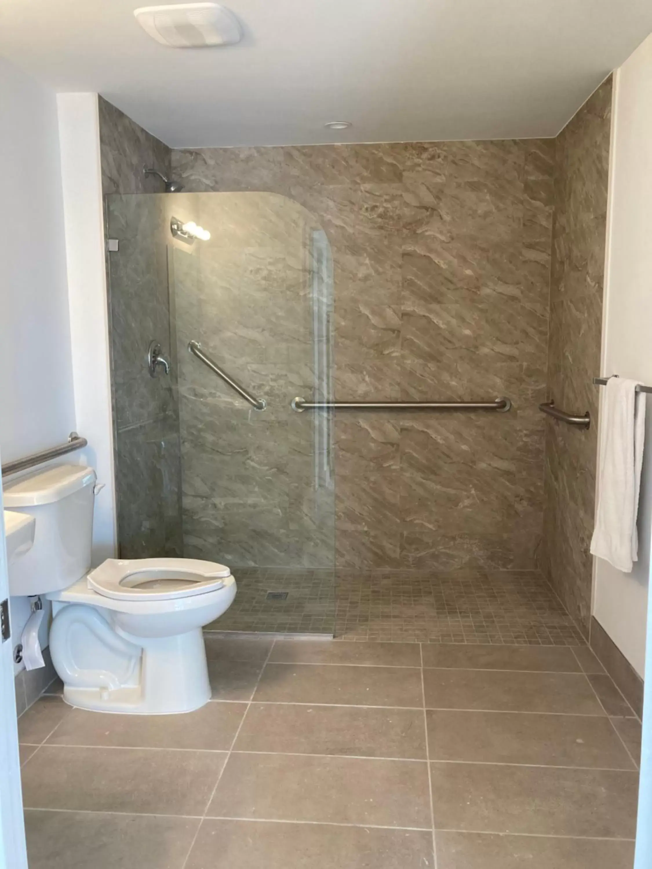 ADA Efficiency Queen in Sea Garden by the Sea ADA Efficiency Queen in Sea Garden by the Sea