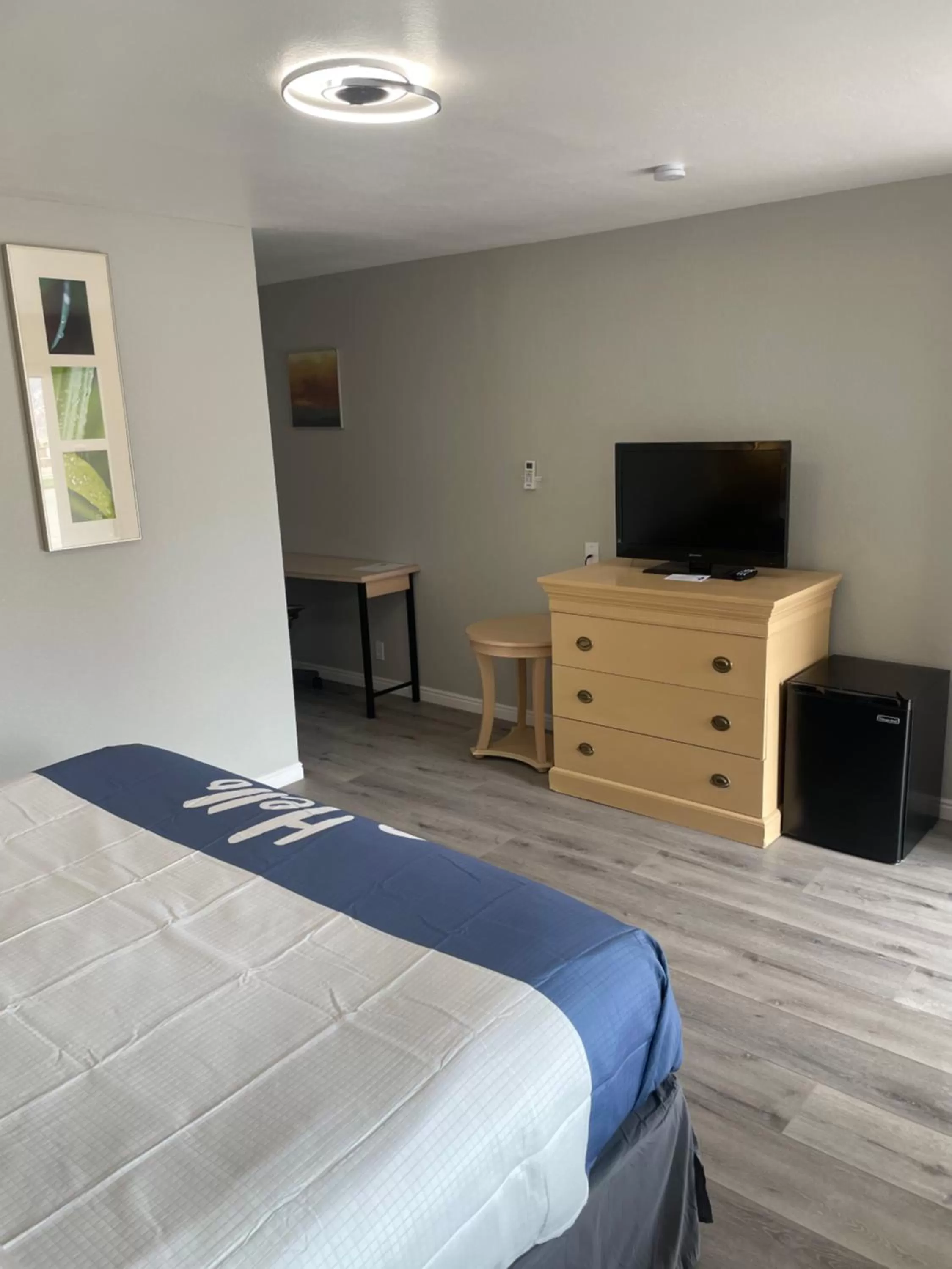 TV and multimedia, Bed in Sunglow Motel