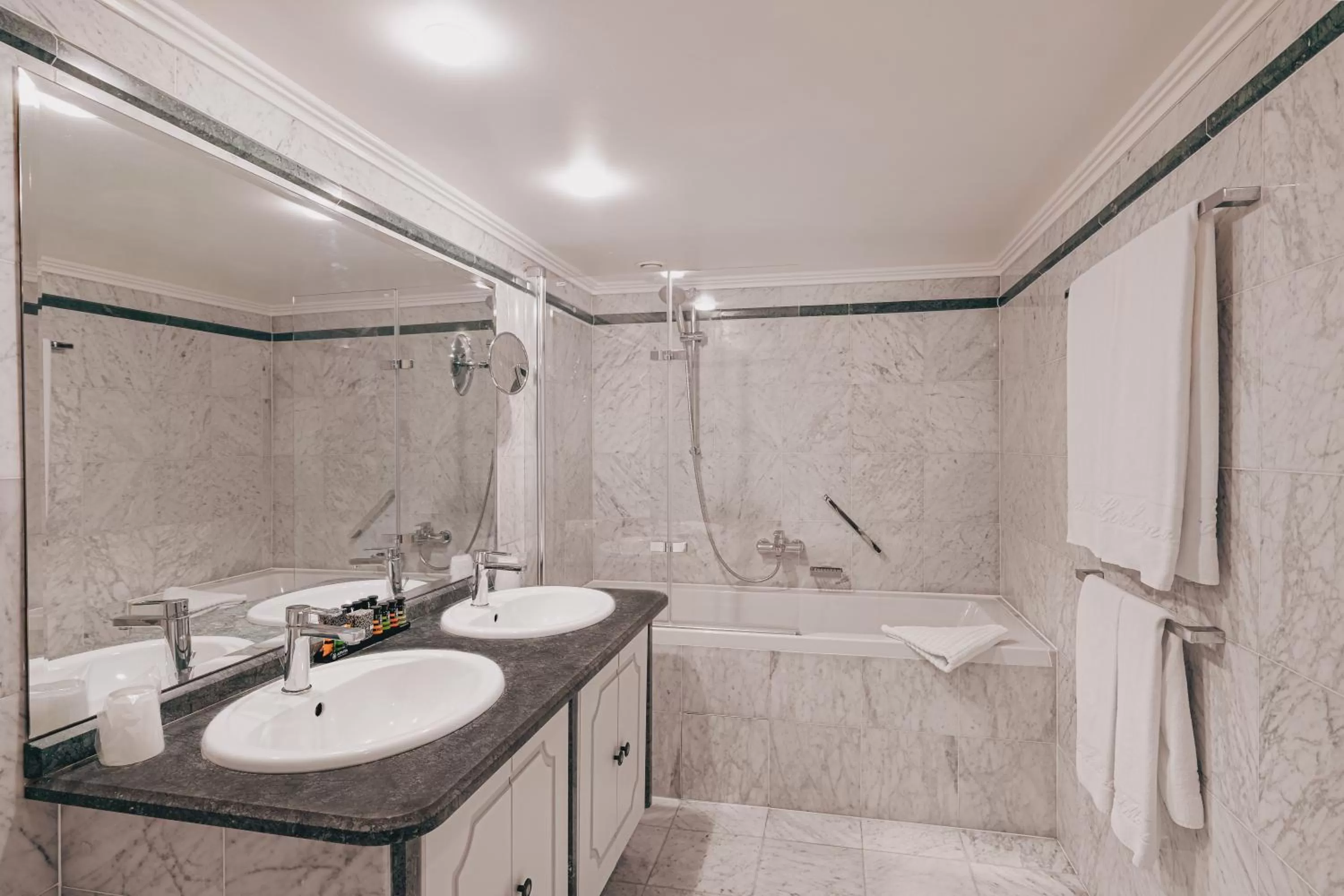 Shower in Hotel Manos Premier