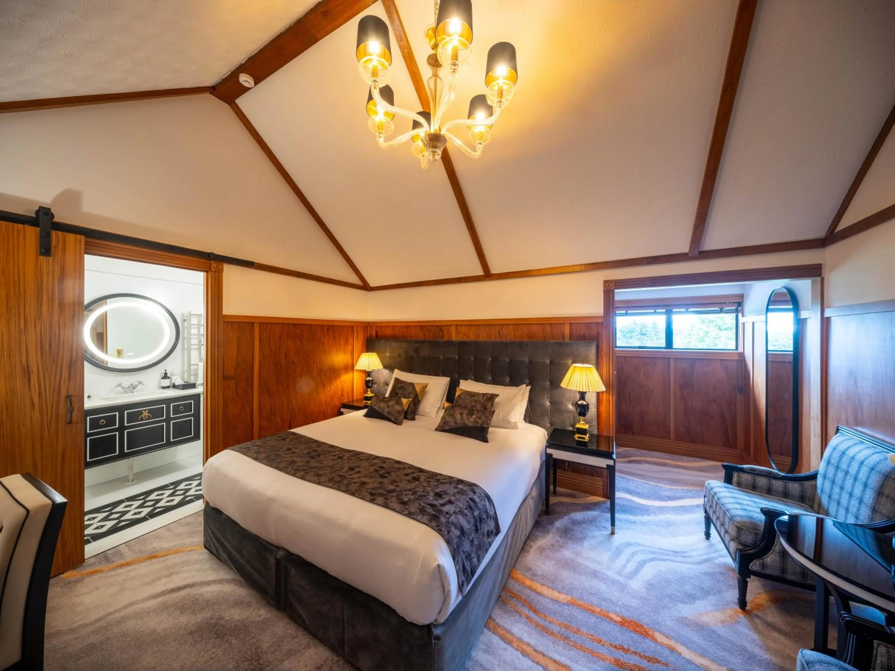 Photo of the whole room, Bed in Hana Lodge