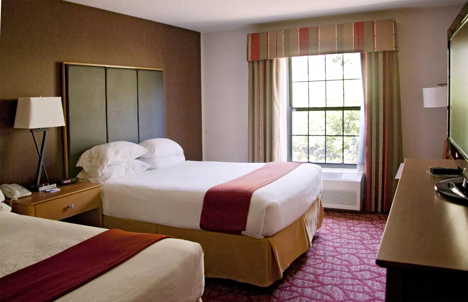 Bed in Holiday Inn Express Grants Pass by IHG