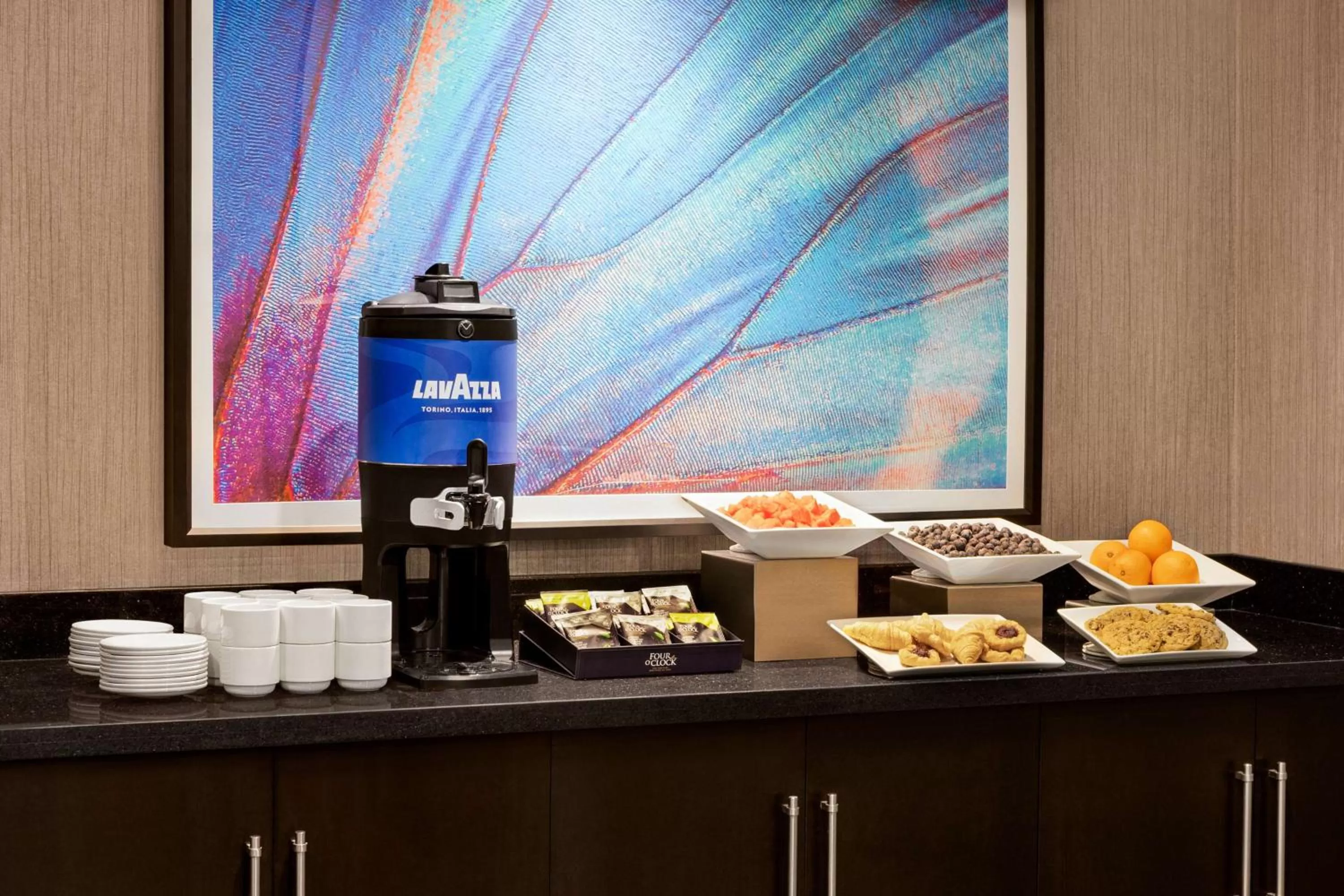 Dining area in Doubletree By Hilton Pointe Claire Montreal Airport West