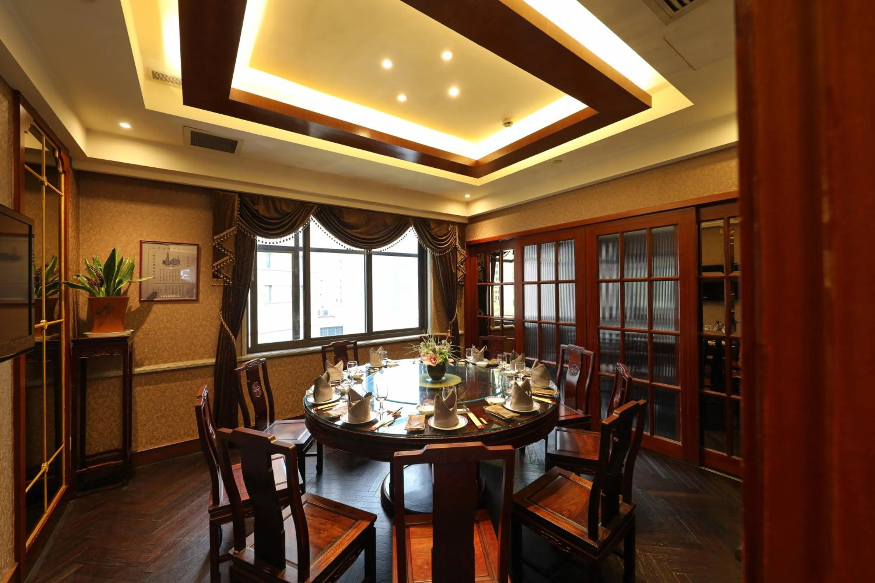 Restaurant/places to eat in Seventh Heaven Hotel