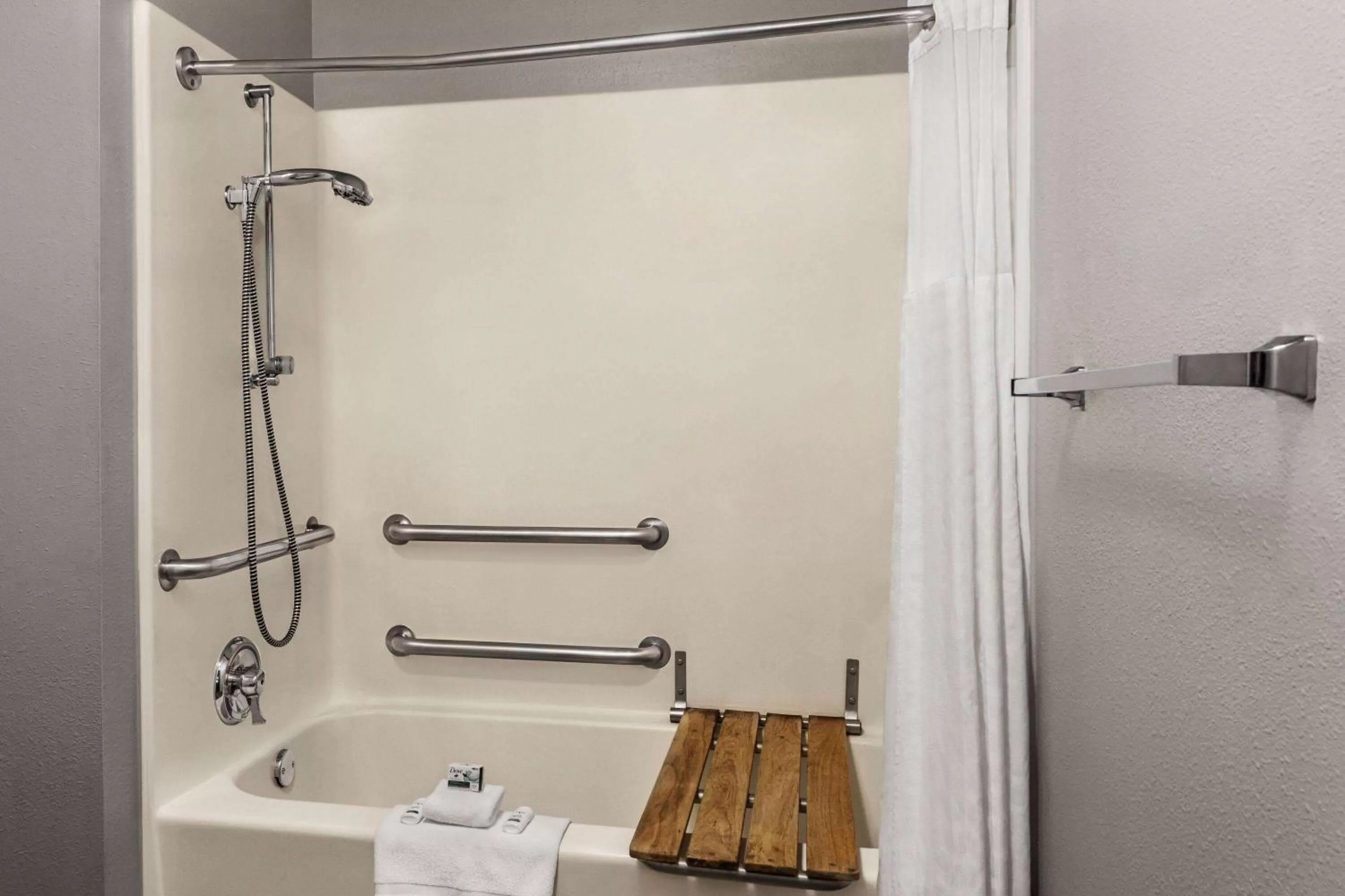 Shower in La Quinta by Wyndham Chicago Tinley Park