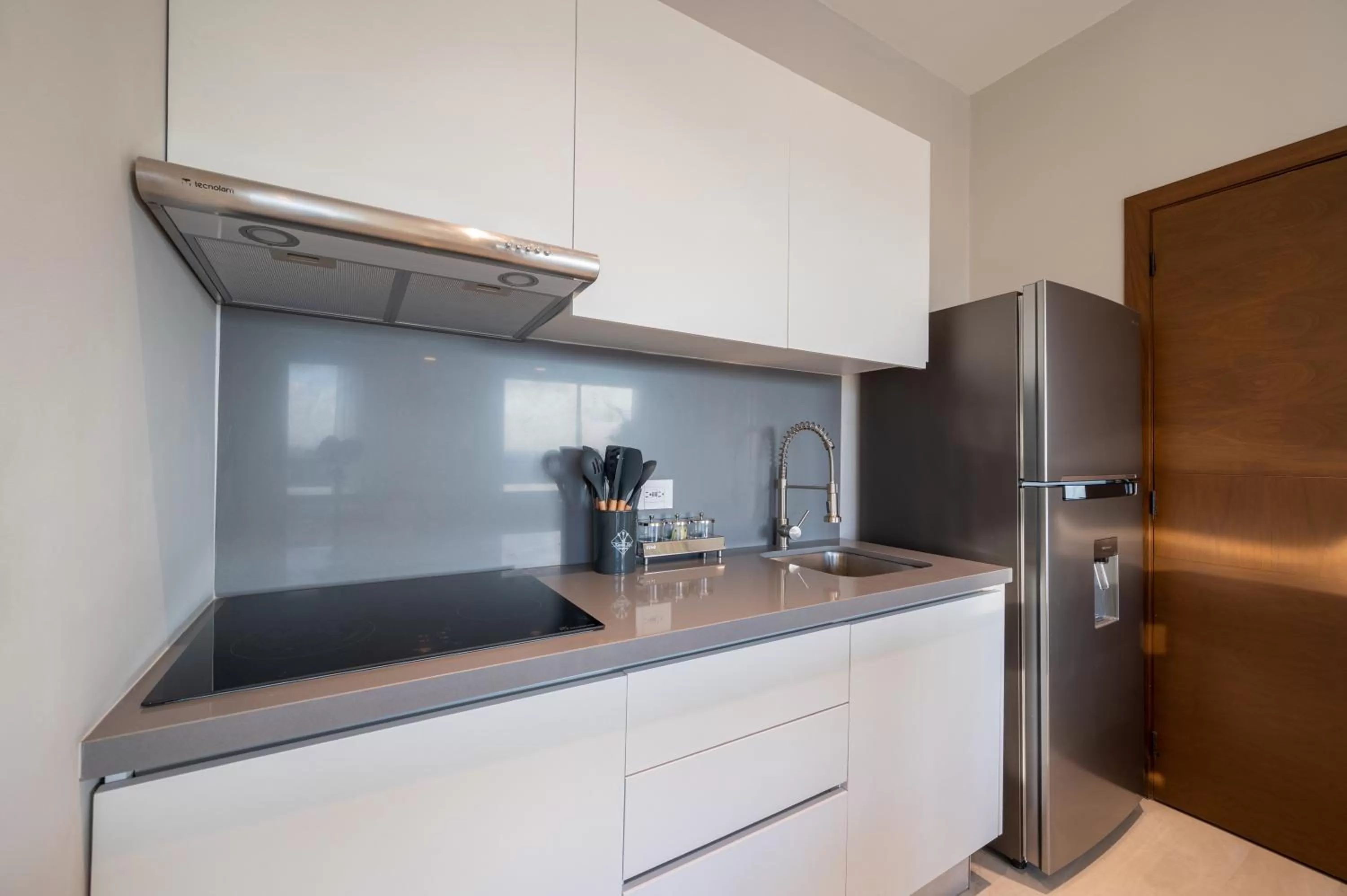 Kitchen or kitchenette in Kippal - Modern Oasis - ApartHotel