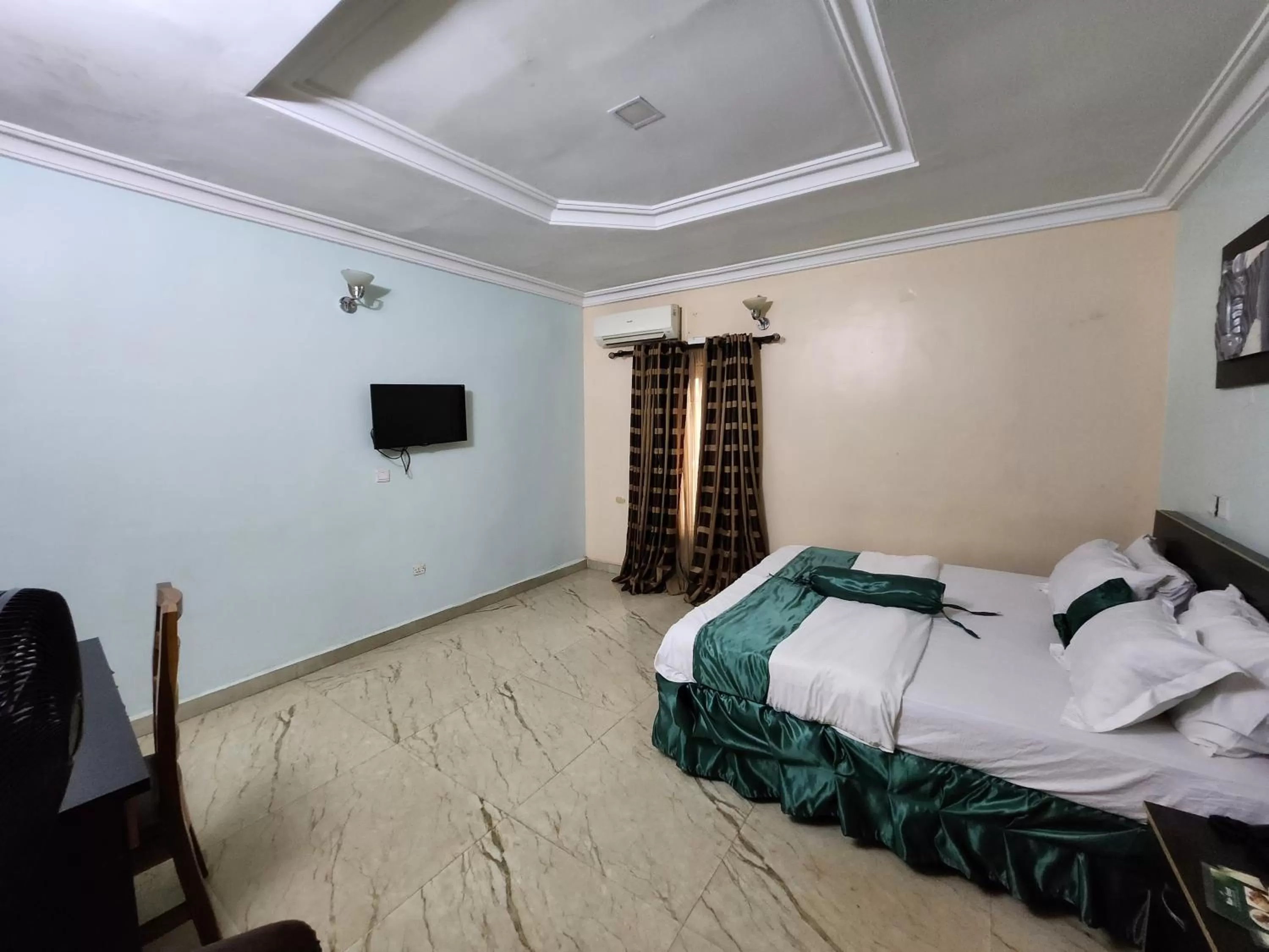 Bed in Nue-Crest Hotels & Suites
