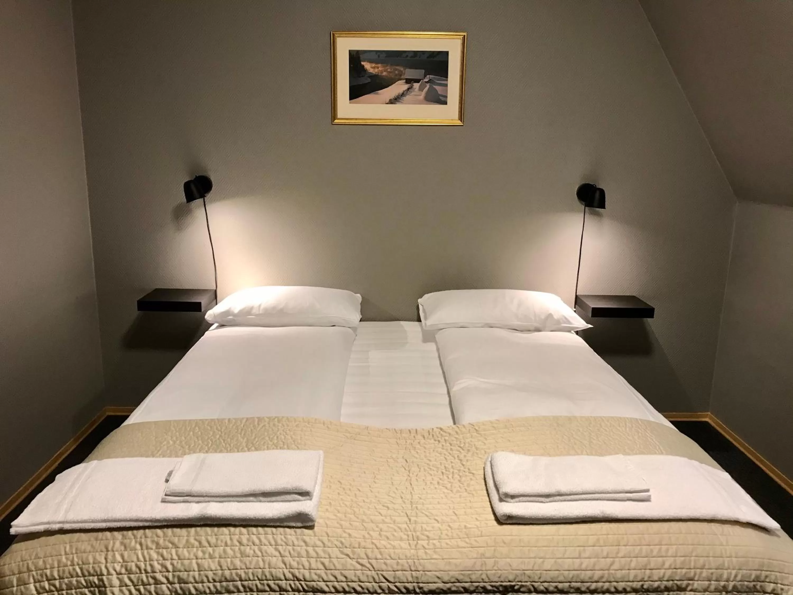 Bed in Henriks Hotell