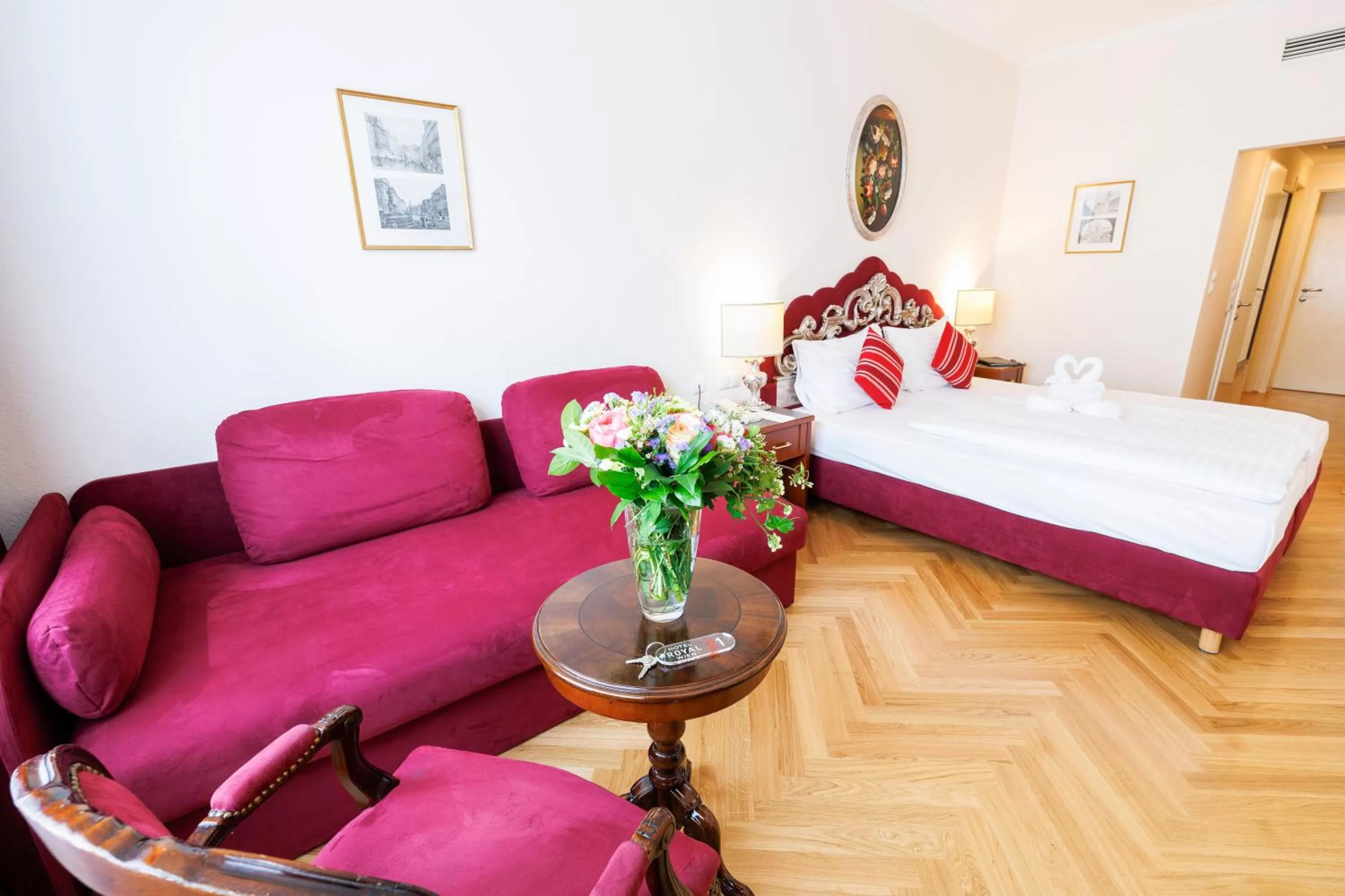 Bedroom, Bed in Hotel Royal