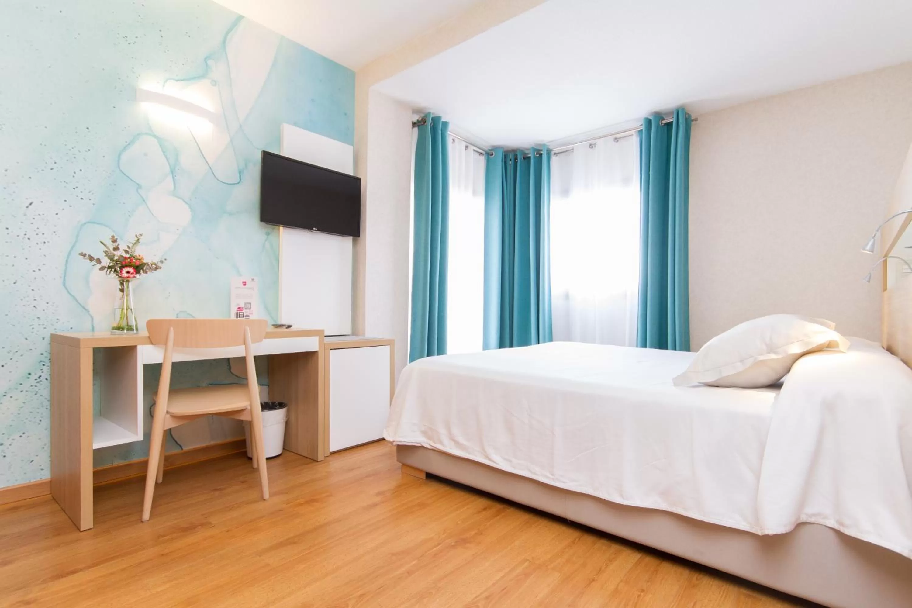 Photo of the whole room, Bed in Hotel Castilla Alicante