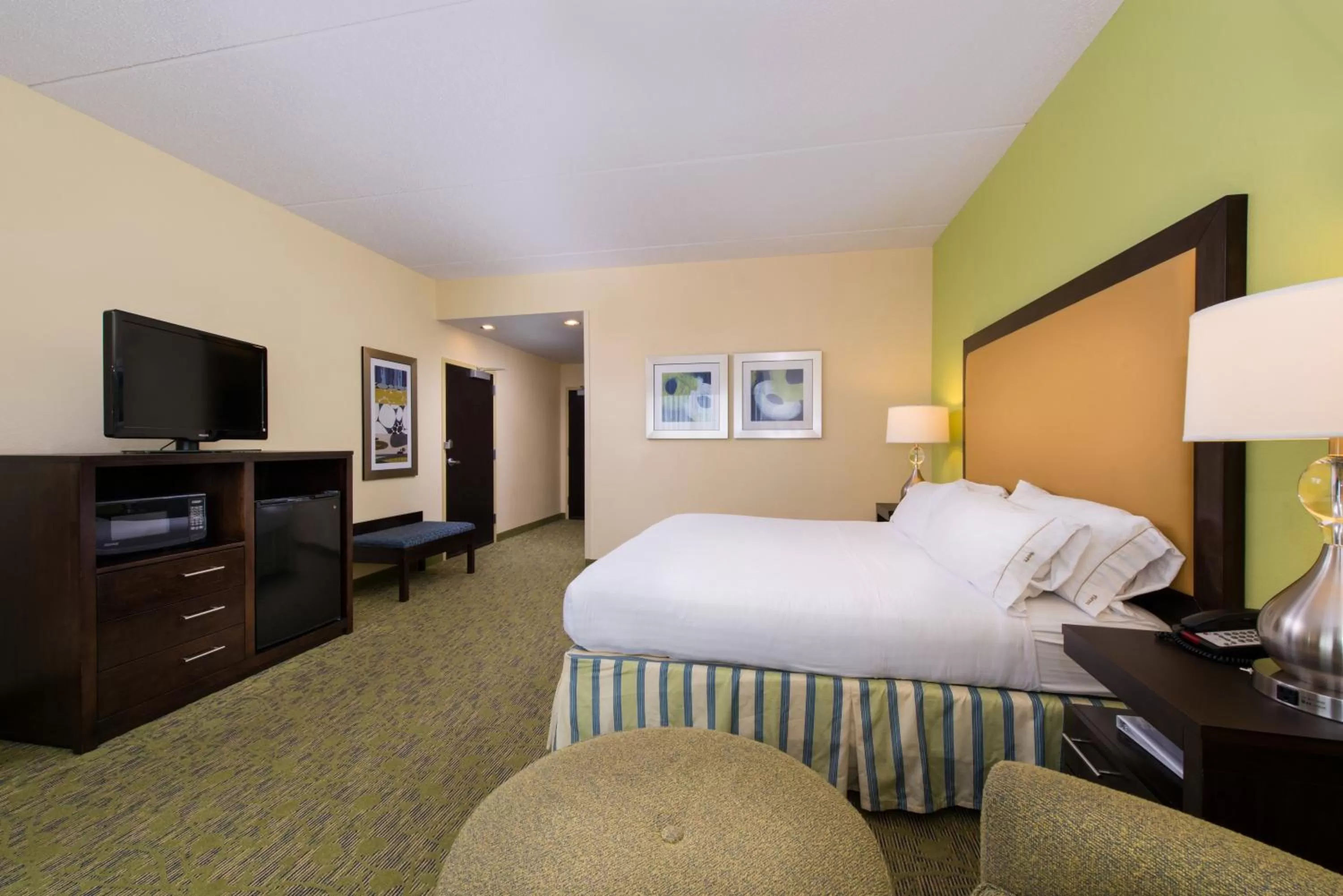 Photo of the whole room, Bed in Holiday Inn Express and Suites Dickson City by IHG