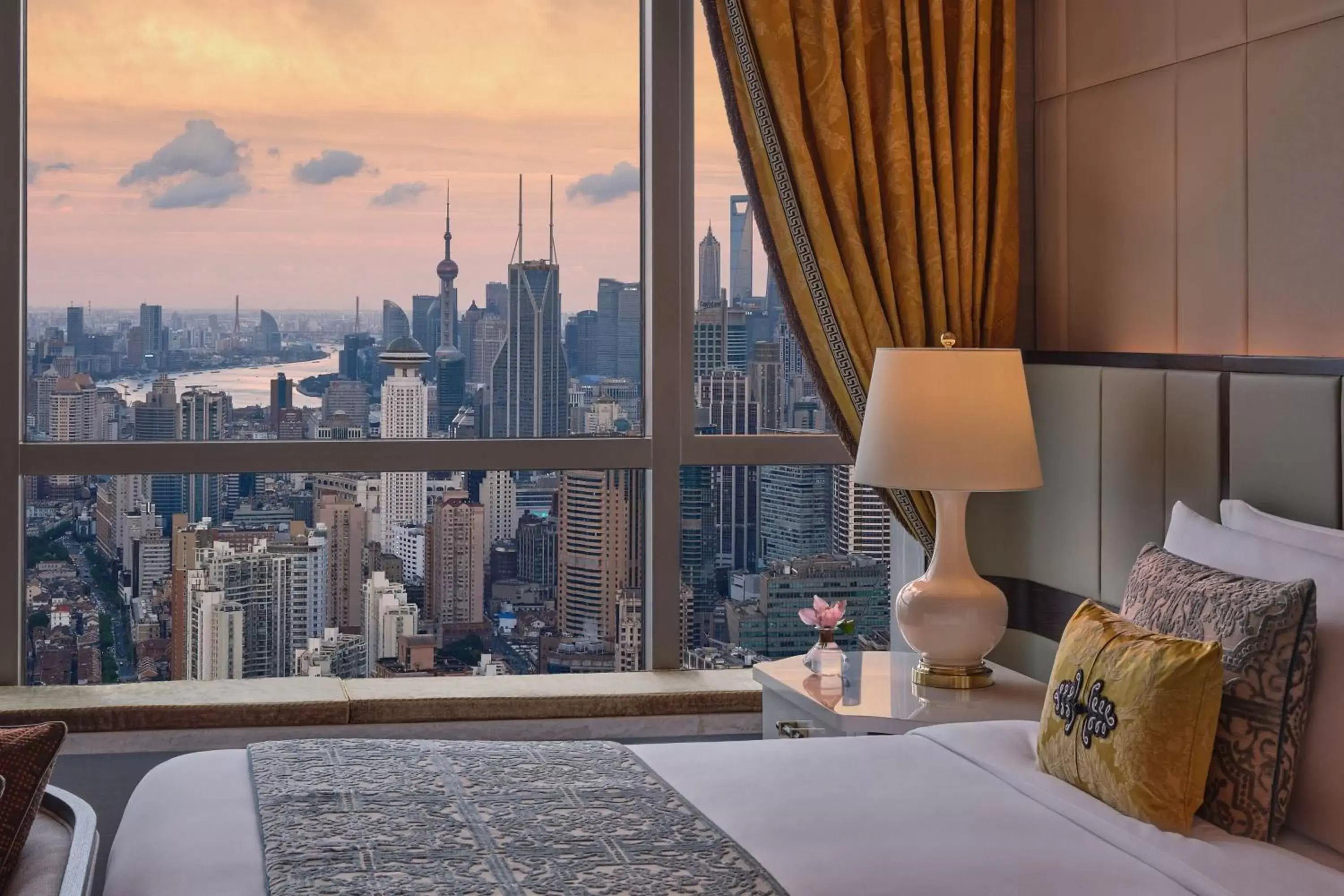 The Manor Skyline Deluxe - single occupancy in The St Regis Shanghai Jingan - Where Downtown Luxury Meets Legendary Old Shanghai Jazz The Manor Skyline Deluxe - single occupancy in The St Regis Shanghai Jingan - Where Downtown Luxury Meets Legendary Old Shanghai Jazz