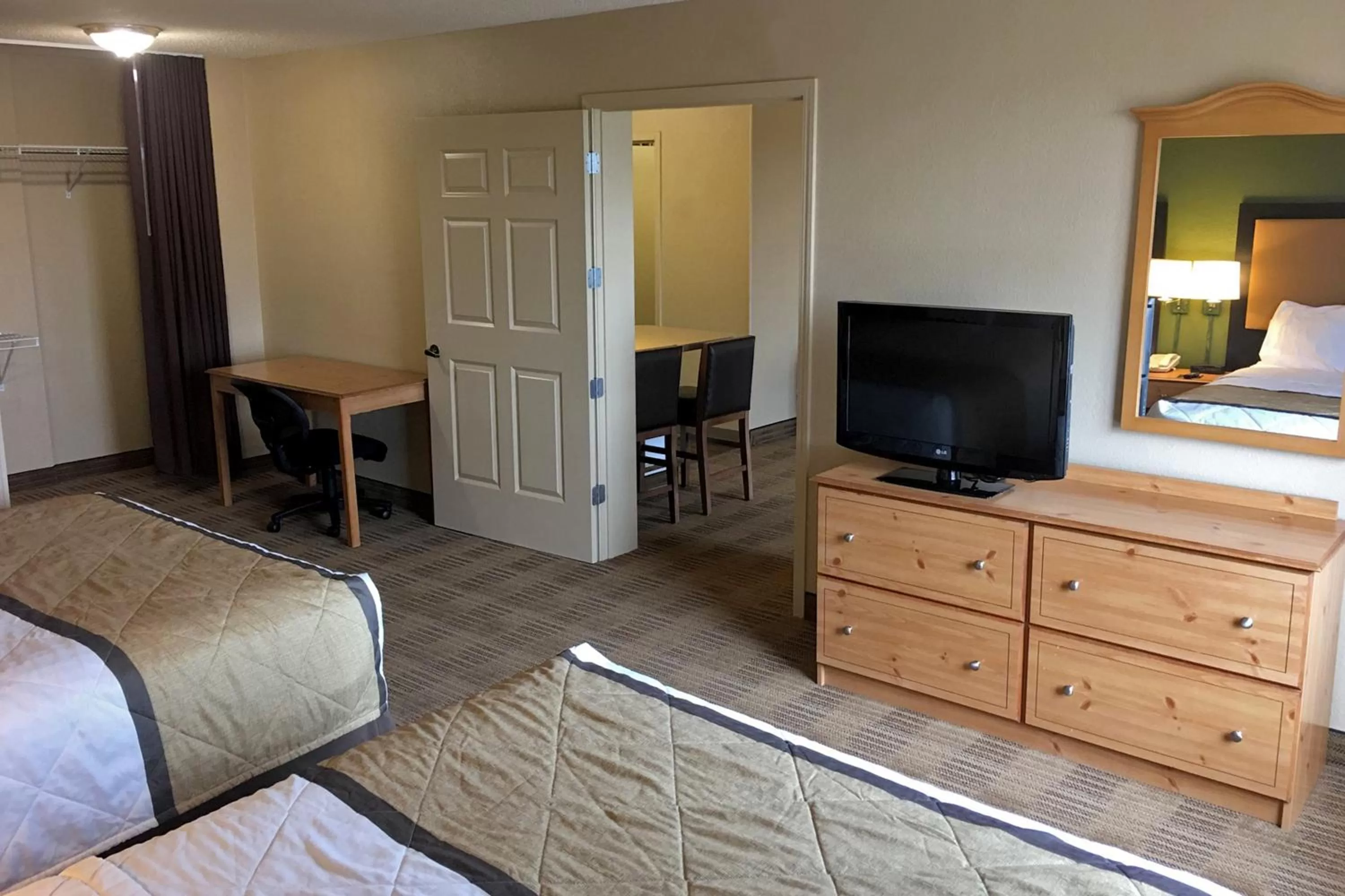 Bed in Extended Stay America Suites - Cleveland - Airport - North Olmsted