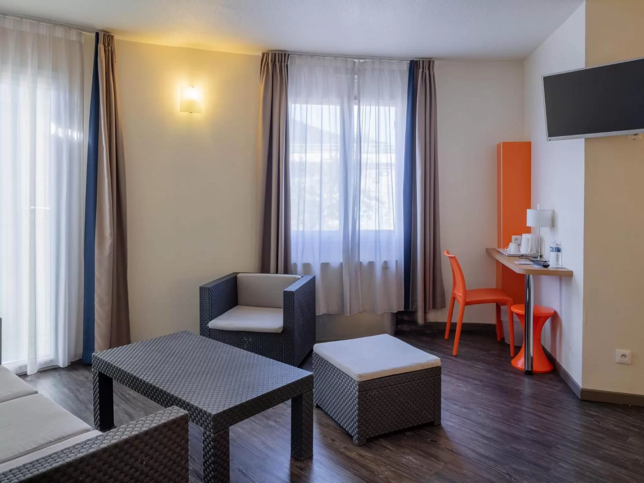 Living room in Noemys Toulon La Valette - Hotel restaurant avec piscine