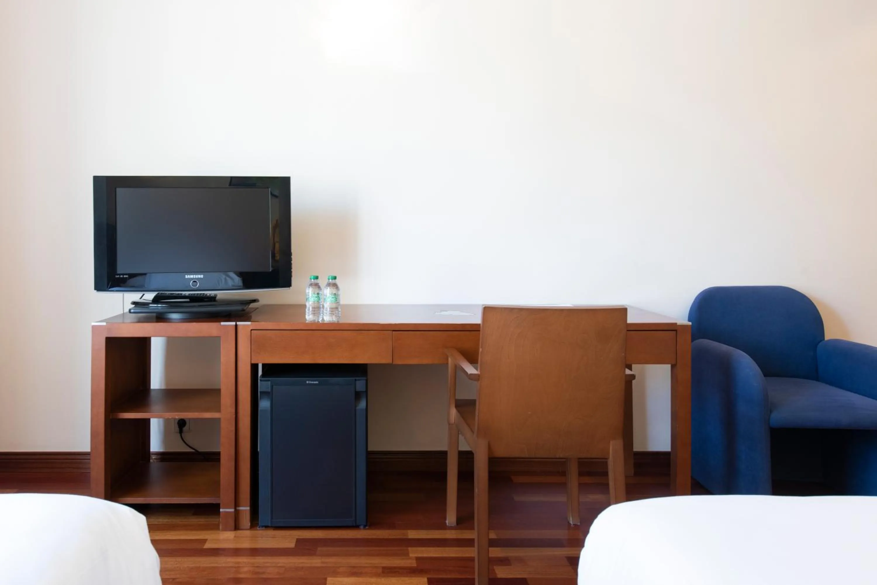 Communal lounge/ TV room, TV/Entertainment Center in Hotel America Vigo