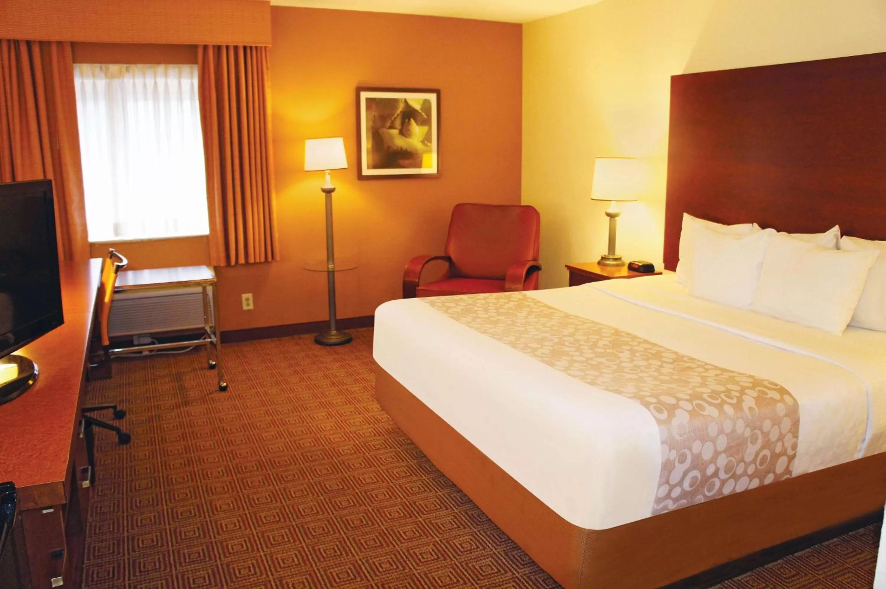 Photo of the whole room, Bed in La Quinta Inn by Wyndham Minneapolis Airport Bloomington